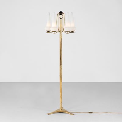 Lampada da terra, struttura in ottone e metallo laccato, diffusori in vetro opalino (Italia, ca. ...