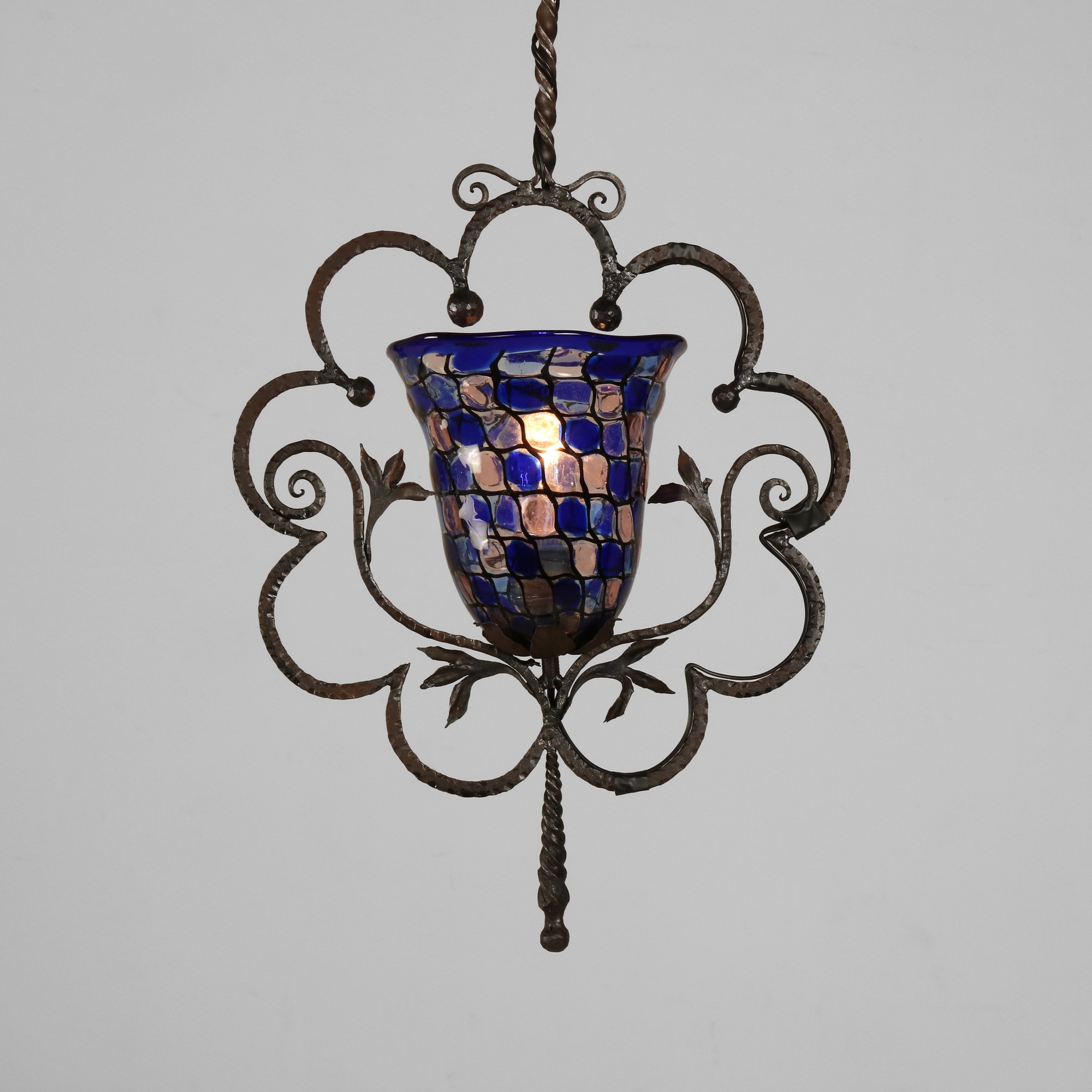 Produzione italiana, Lampada a sospensione in ferro battuto con diffusore in vetro di Murano colo...