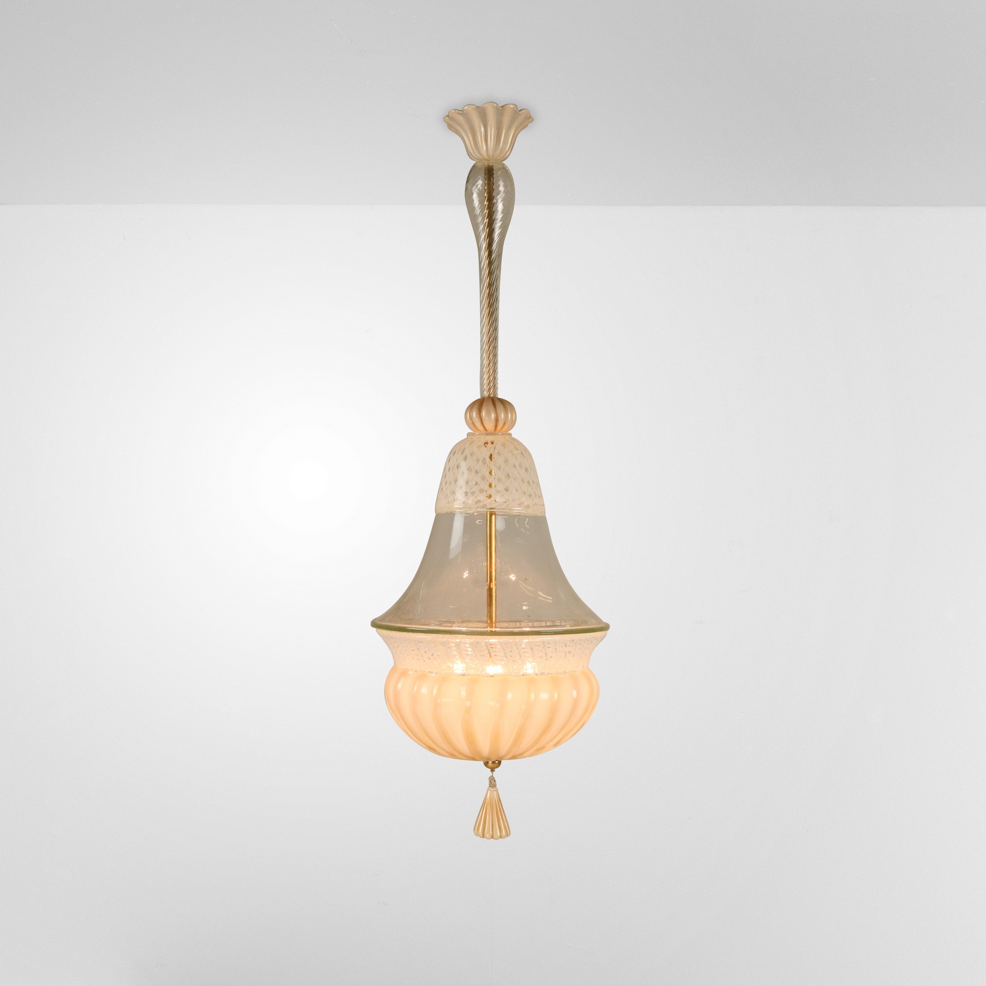 Barovier e Toso - Lampada a sospensione in ottone e vetro di Murano lattimo con oro zanfirico