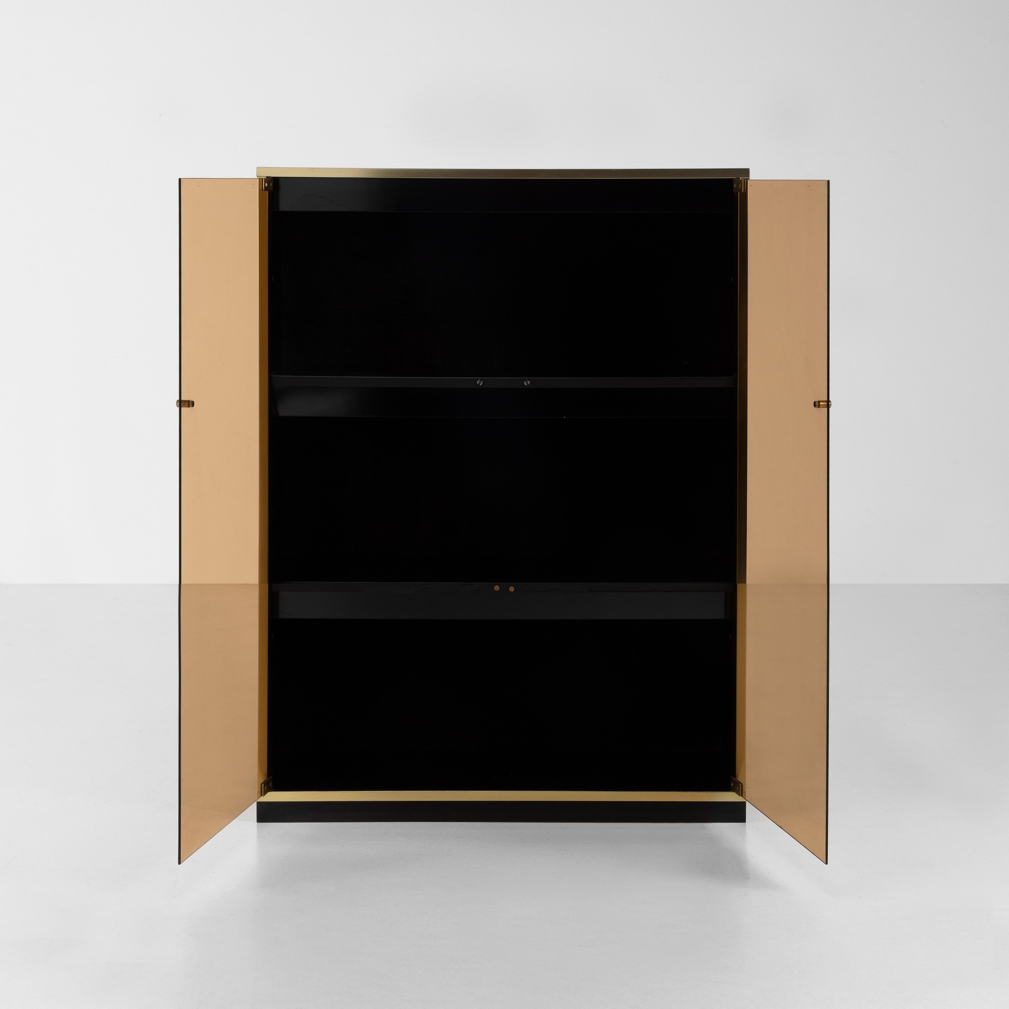 Italia (produzione), Tre mobili contenitori, legno laminato, particolari in ottone e cristallo co...
