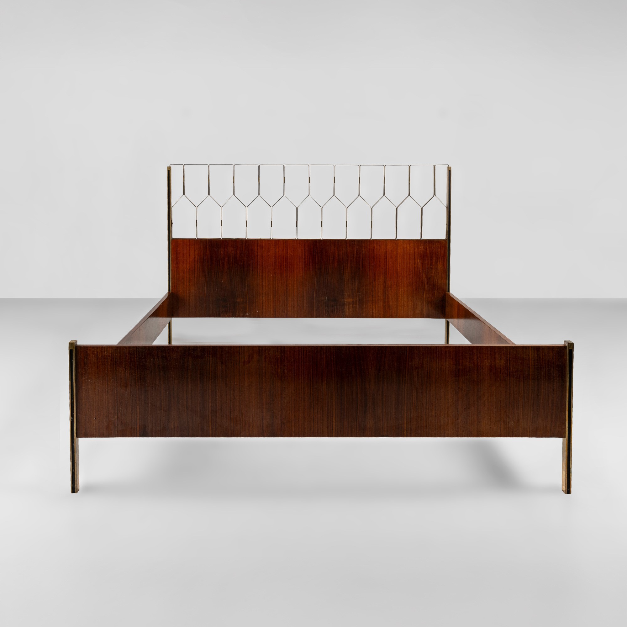 Carlo De Carli - Letto in legno impiallacciato con dettagli in ottone