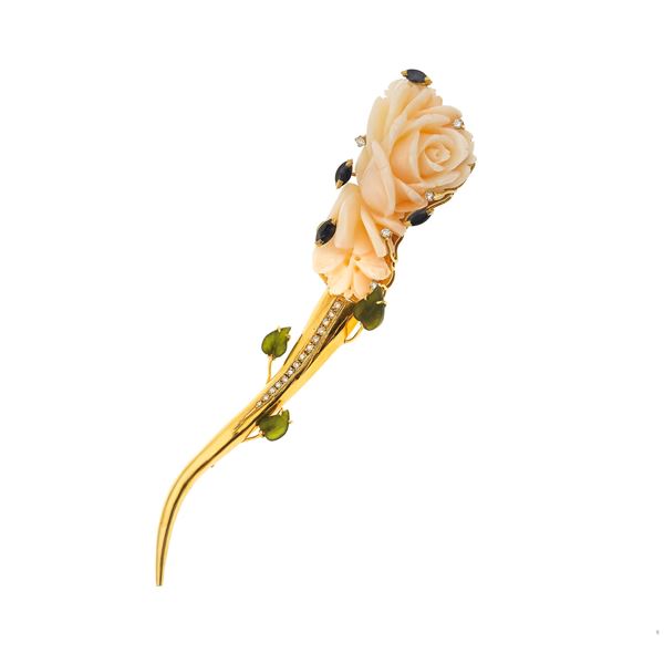 Spilla con corallo rosa inciso, piccoli diamanti, zaffiri e nefrite