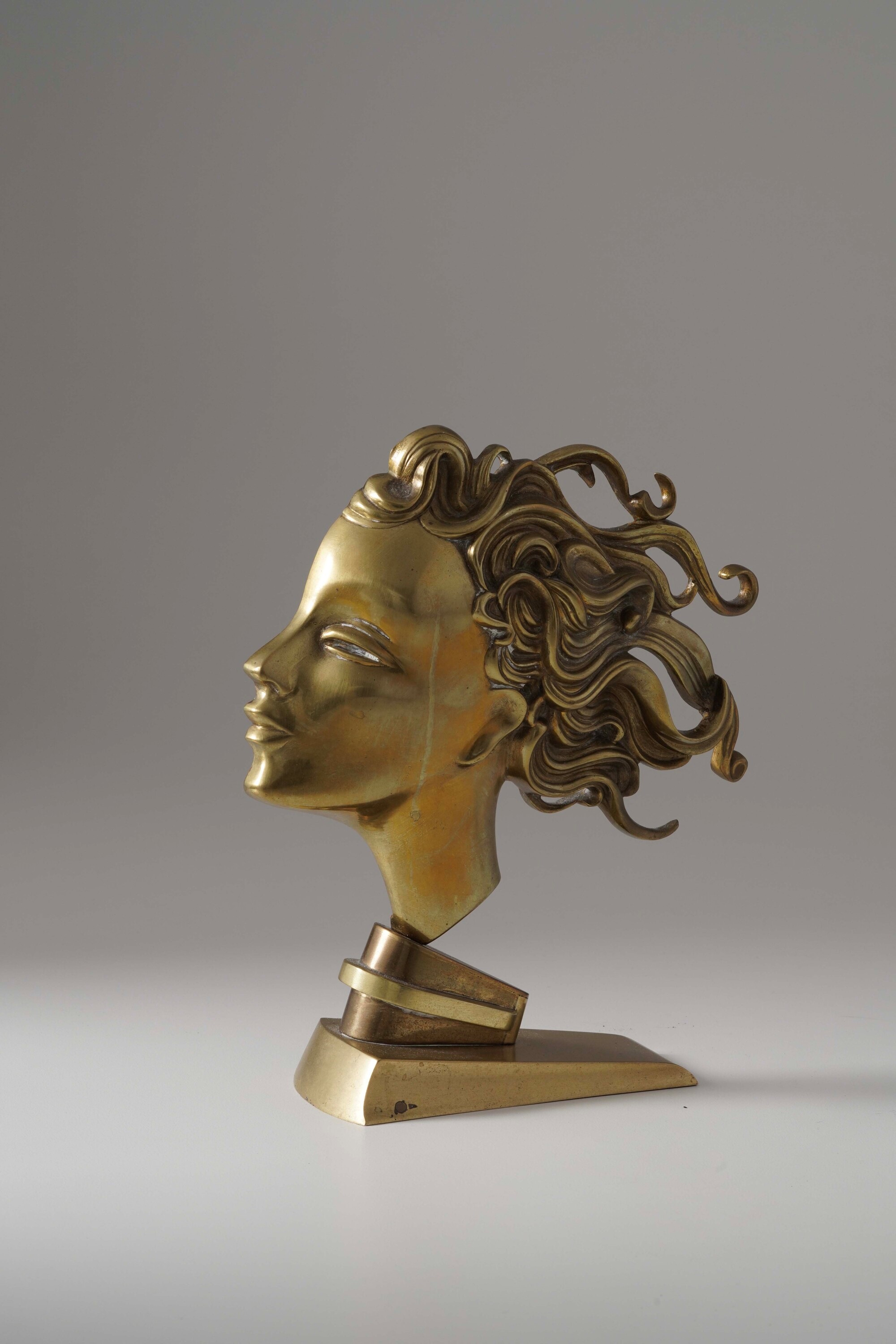 Profilo femminile, bronzo dorato