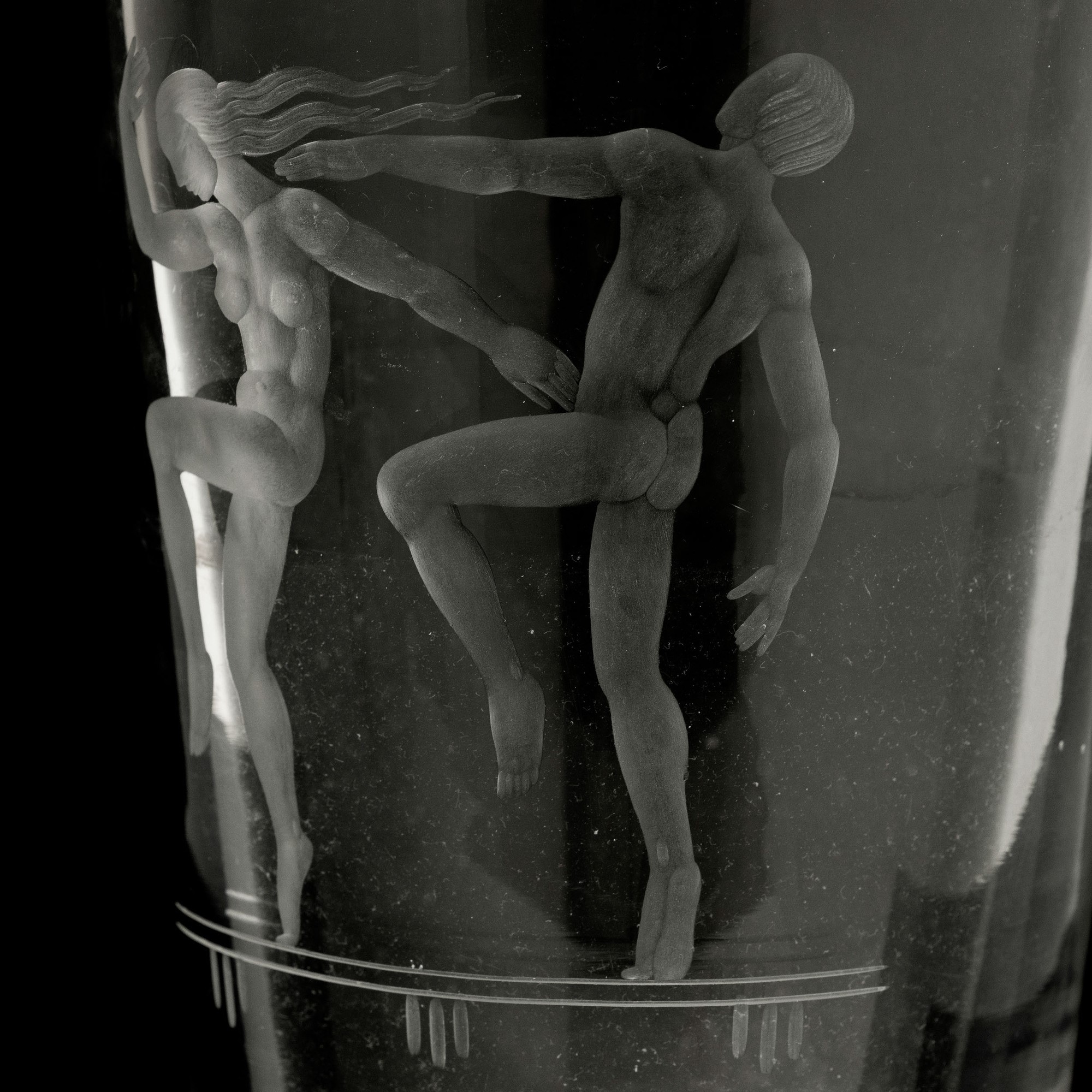 Orrefors (?), Vaso troncoconico in cristallo, incisione di figure danzanti (secolo XX)