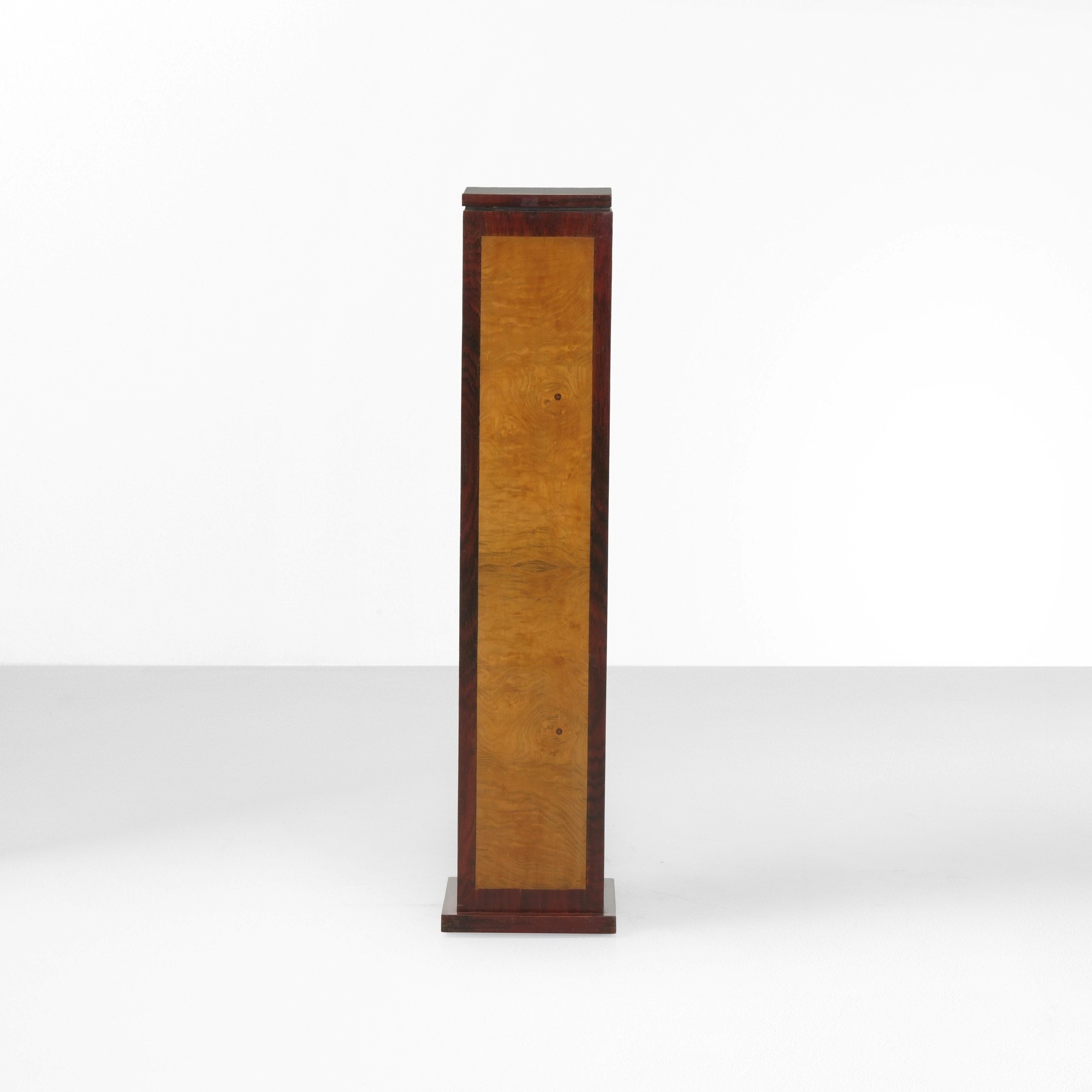 Prodotto in Italia (c. 1940), Colonna in legno e legno impiallacciato, stile industriale e art dé...