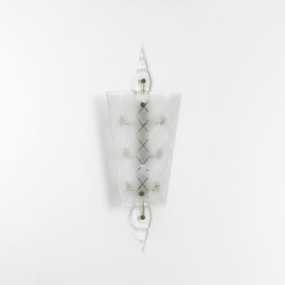 Lampada da parete, struttura in ottone e vetro satinato (produzione italiana, circa 1950)