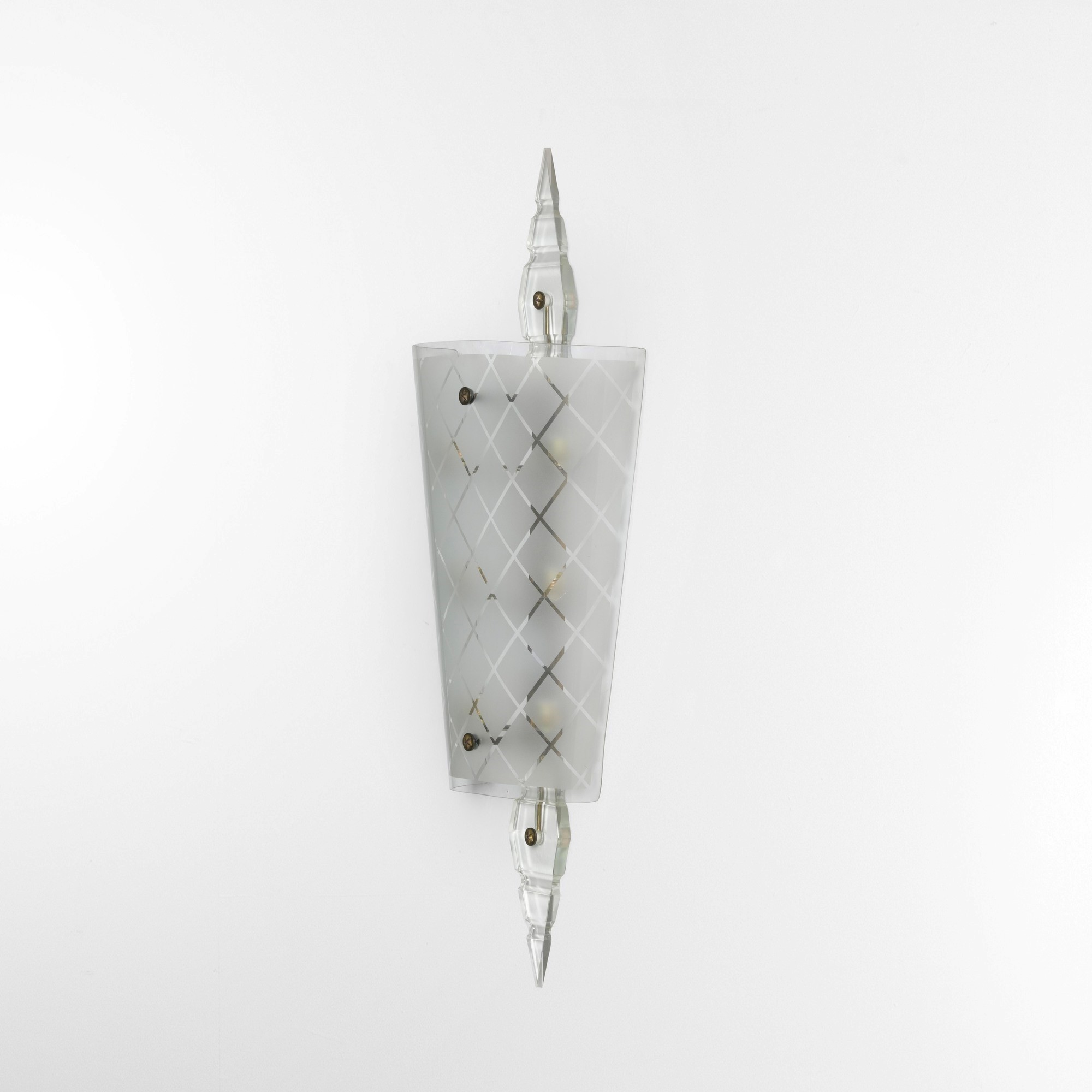 Lampada da parete, struttura in ottone e vetro satinato (produzione italiana, circa 1950)