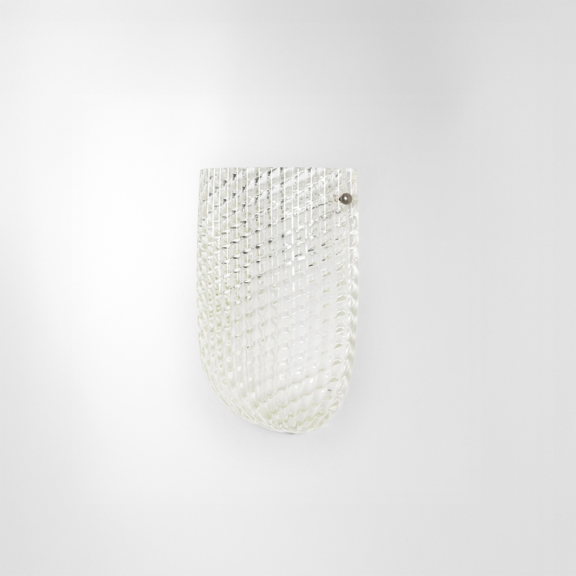 Produzione italiana, Lampada da parete in metallo con diffusore in vetro stampato (stile industri...