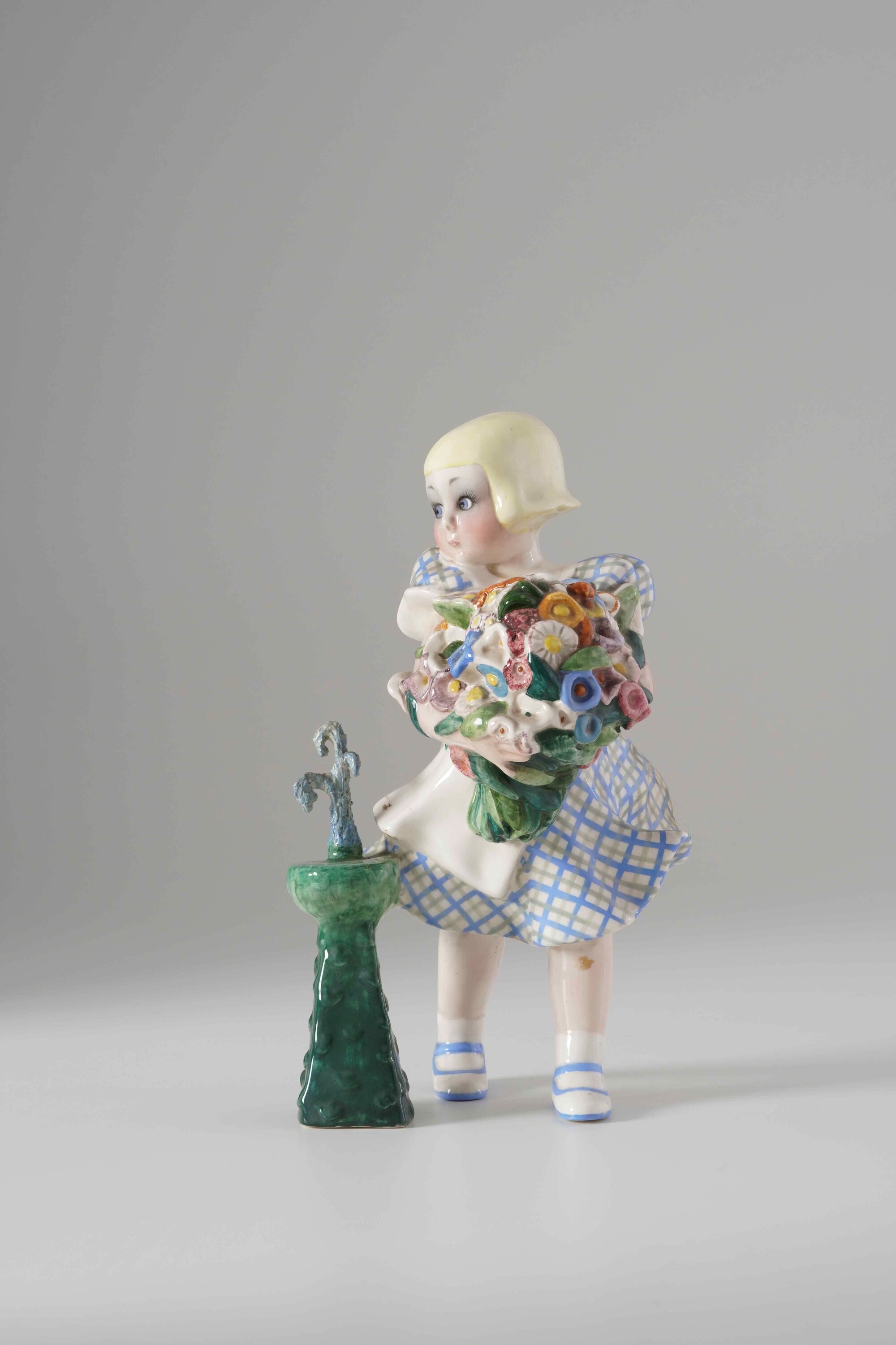 Sandro Vacchetti, Figura di bimba con mazzolino di fiori, terraglia a colaggio policroma, Torino ...