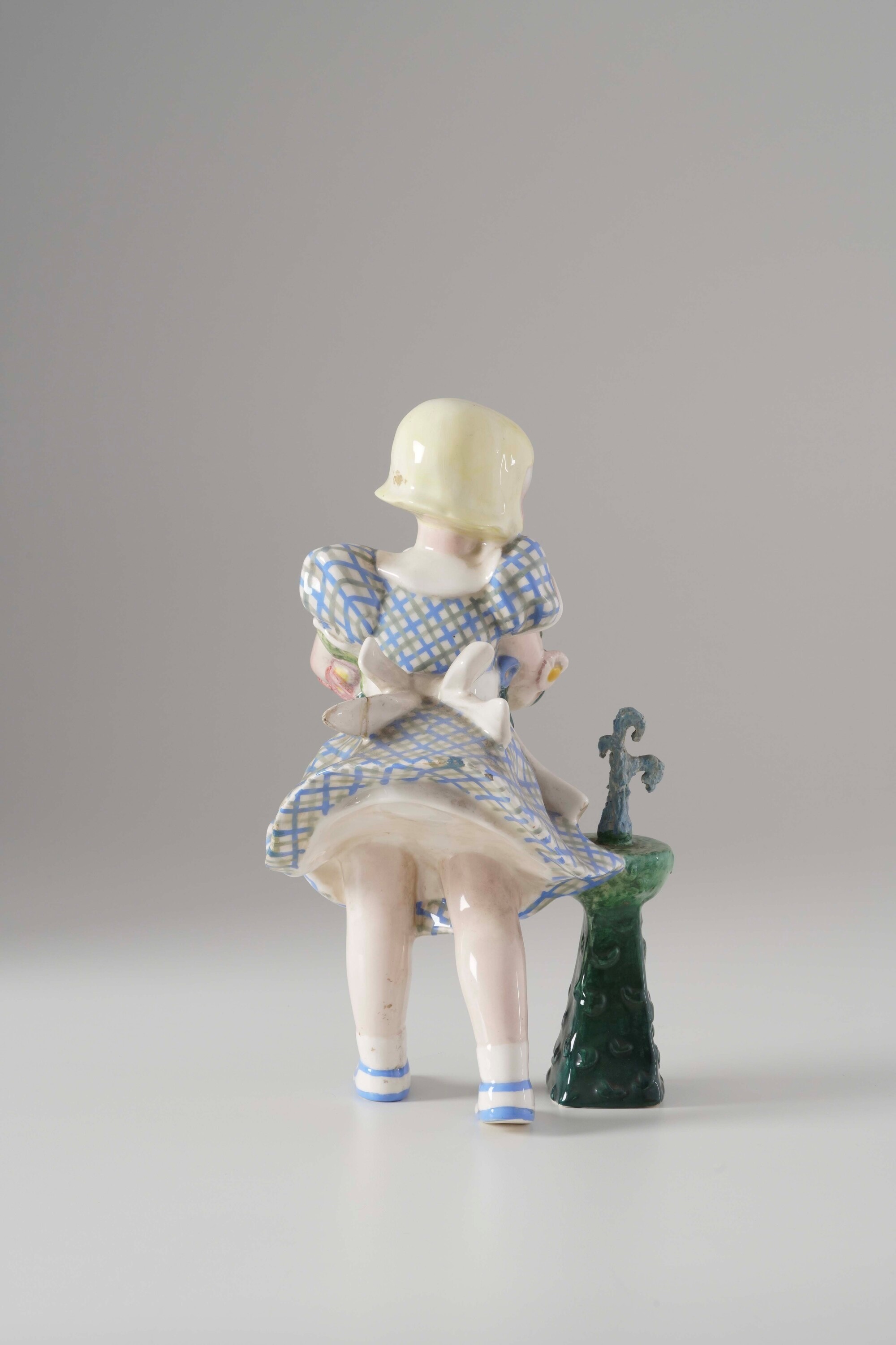 Sandro Vacchetti, Figura di bimba con mazzolino di fiori, terraglia a colaggio policroma, Torino ...