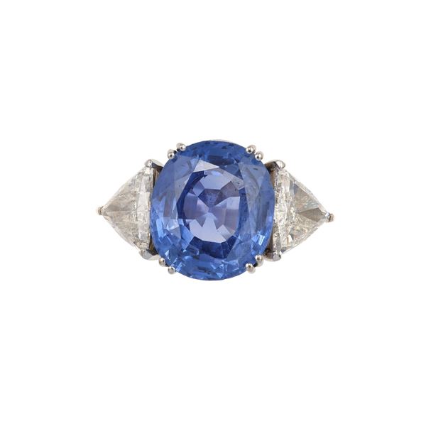 Sri Lanka sapphire weighing 14.70 carats approximately, diamond and gold ring. Gemmological Report Cisgem  [..]