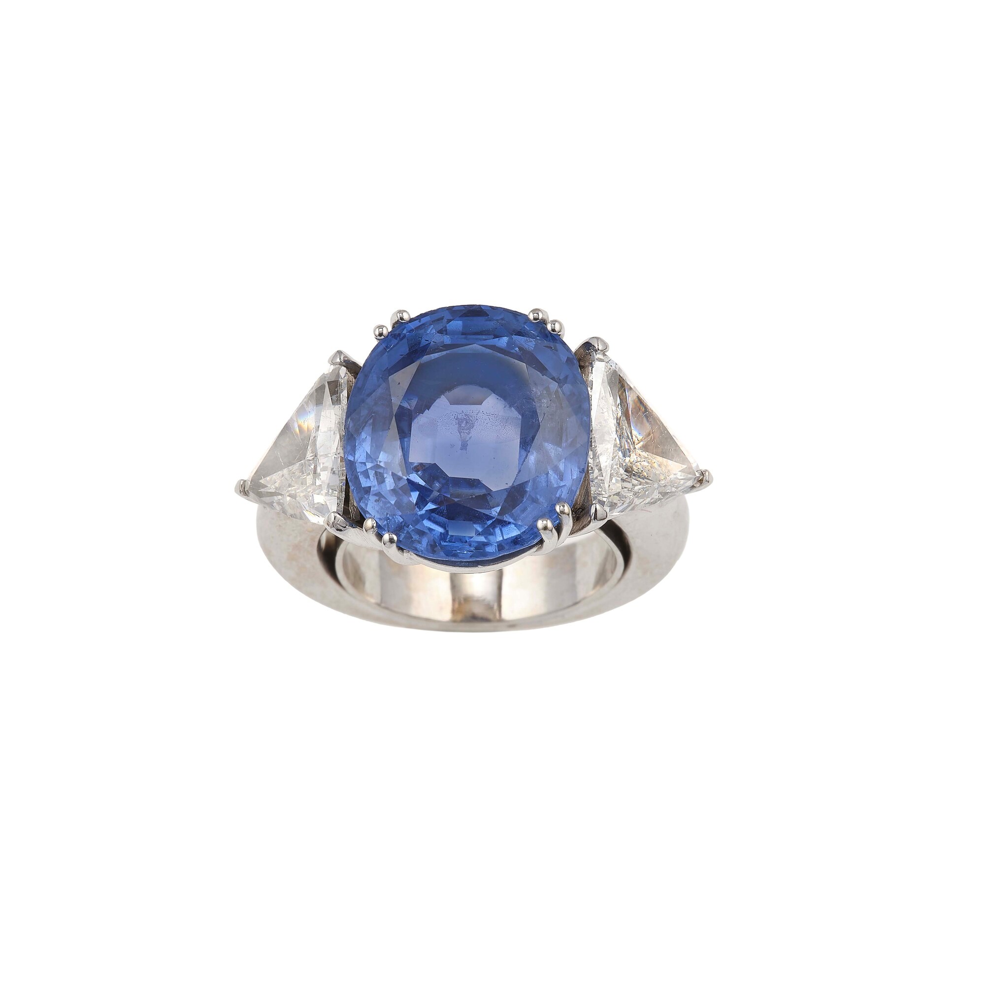 Anello con zaffiro Sri Lanka di ct 14.70 circa e diamanti taglio trilliant