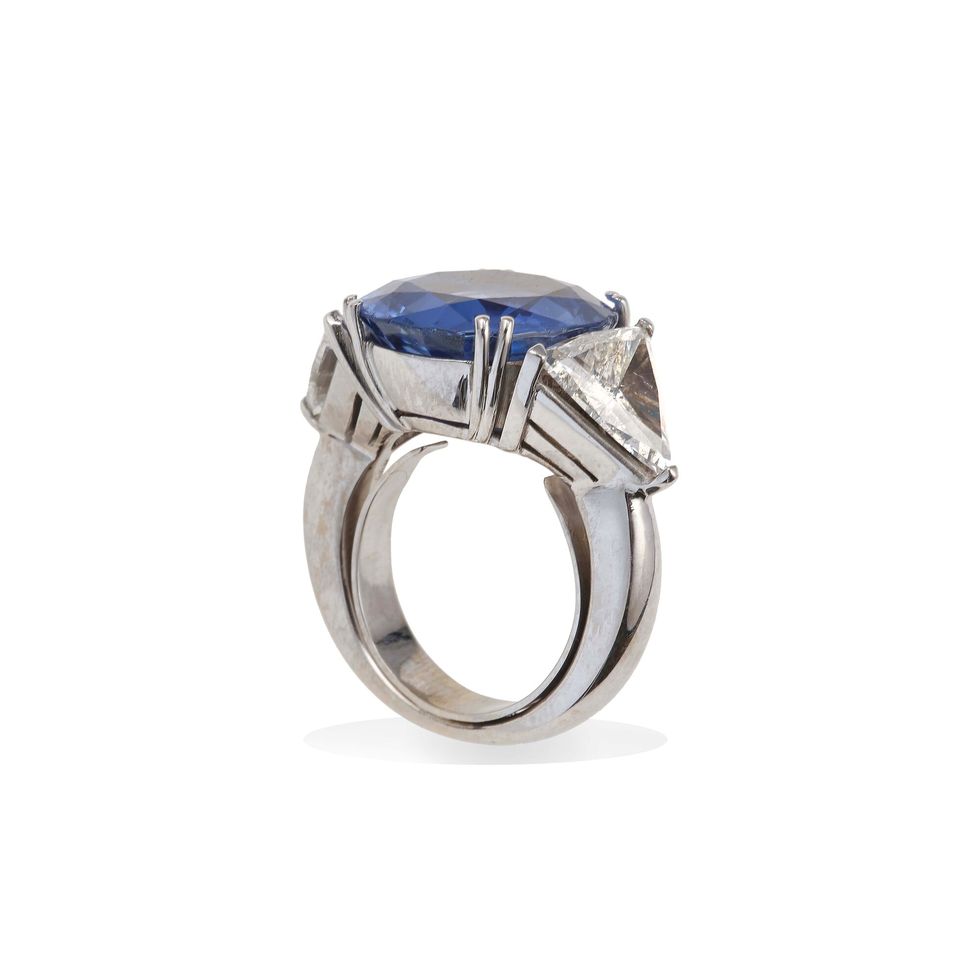Anello con zaffiro Sri Lanka di ct 14.70 circa e diamanti taglio trilliant