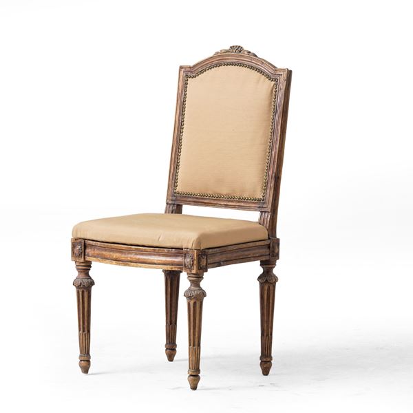 Una sedia in legno stile Luigi XVI