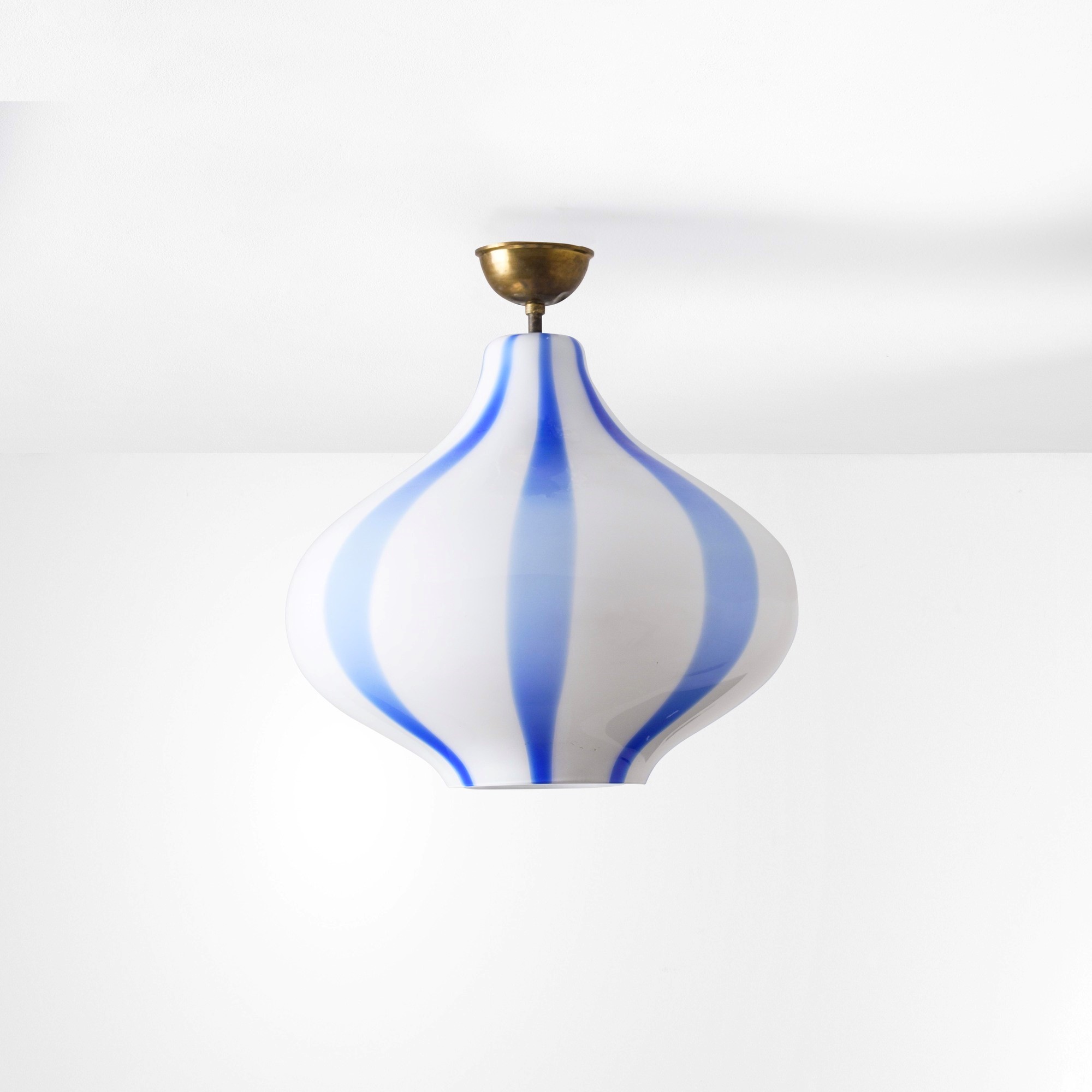 Massimo Vignelli - Vignelli, Lampada a sospensione in ottone e vetro di Murano lattimo colorato
