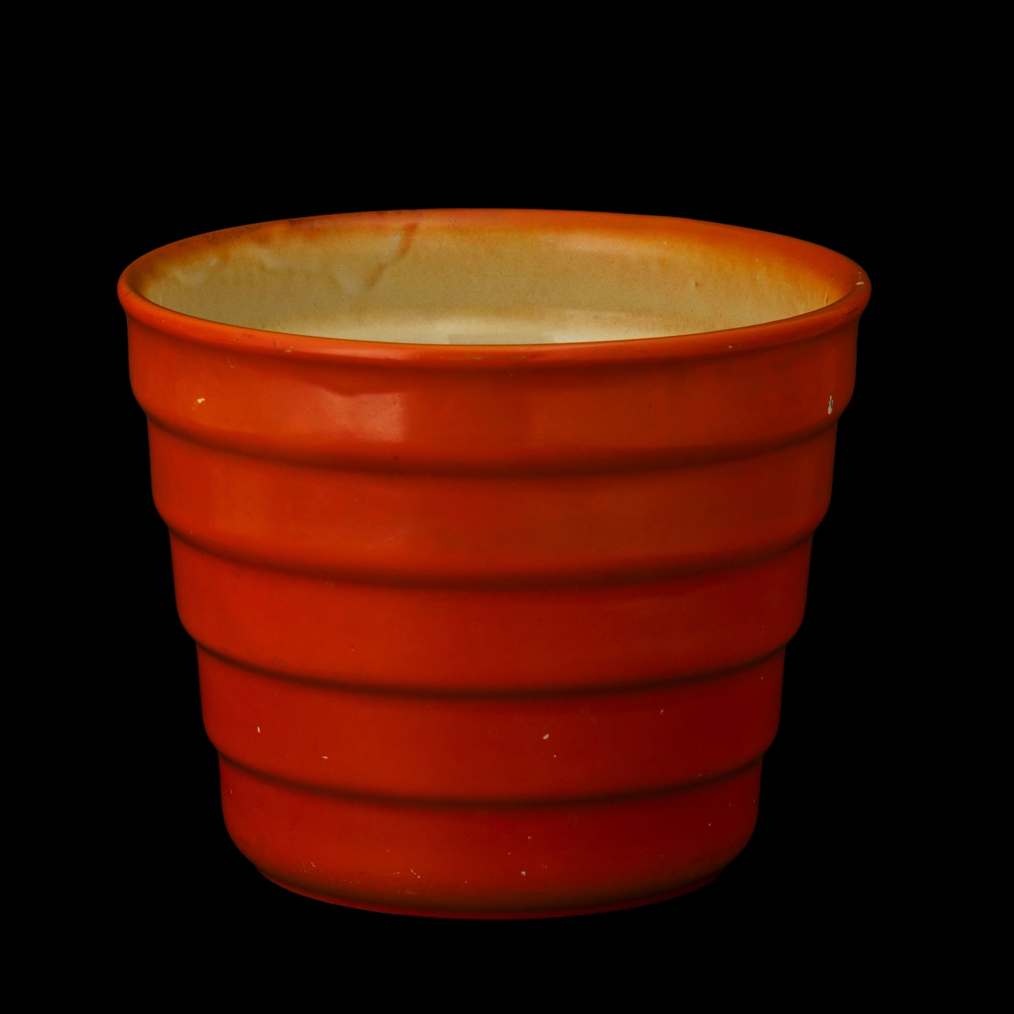 Italia (c. 1940), Vaso in terraglia a sezione troncoconica con smalto arancione e costolatura ori...