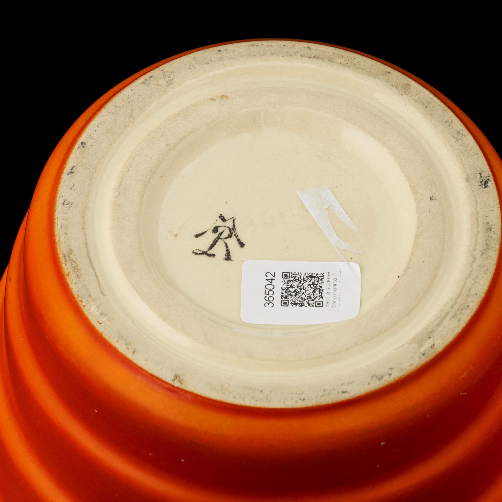 Italia (c. 1940), Vaso in terraglia a sezione troncoconica con smalto arancione e costolatura ori...