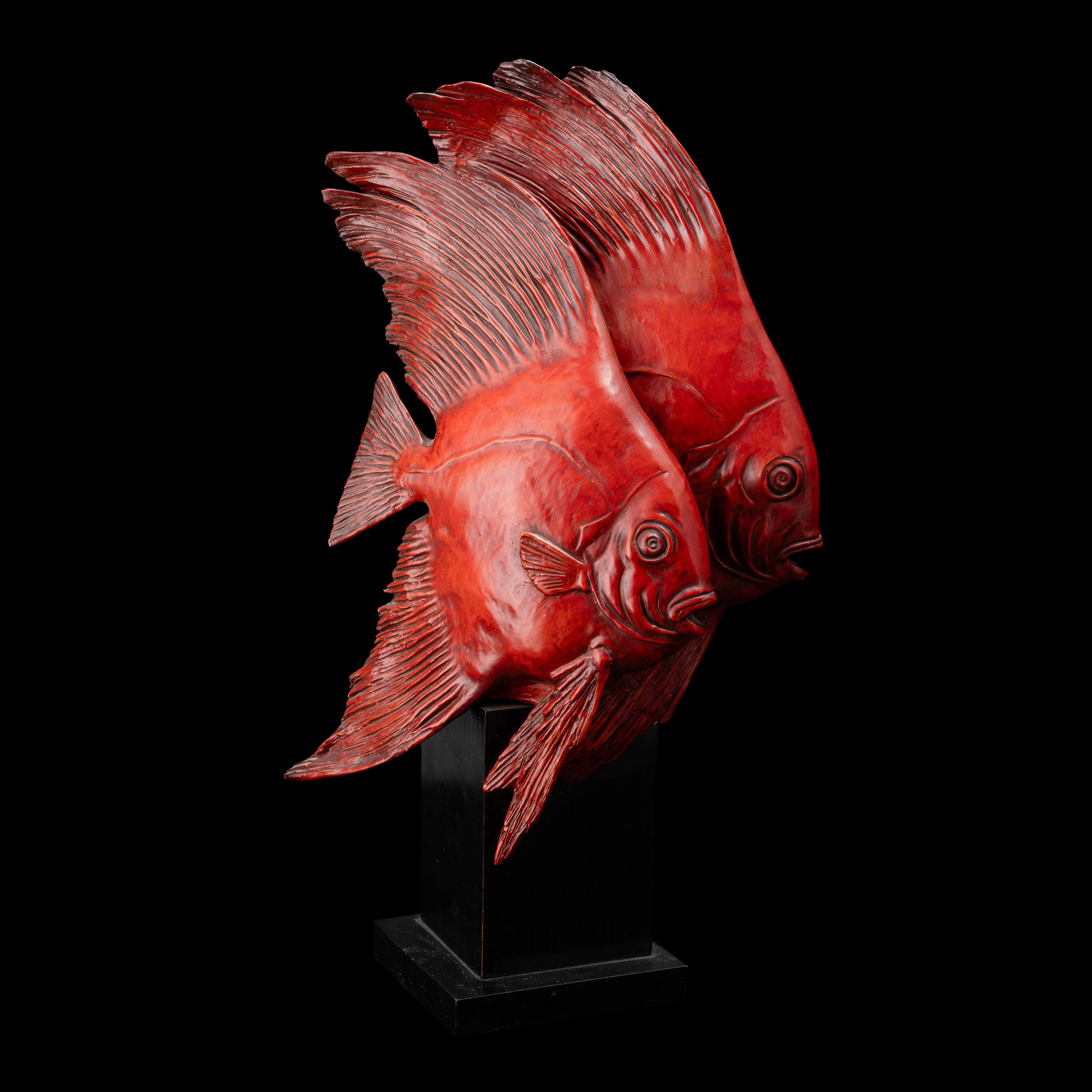 Guido Cacciapuoti - Milano, Scultura raffigurante coppia di pesci in ceramica smaltata su basamen...