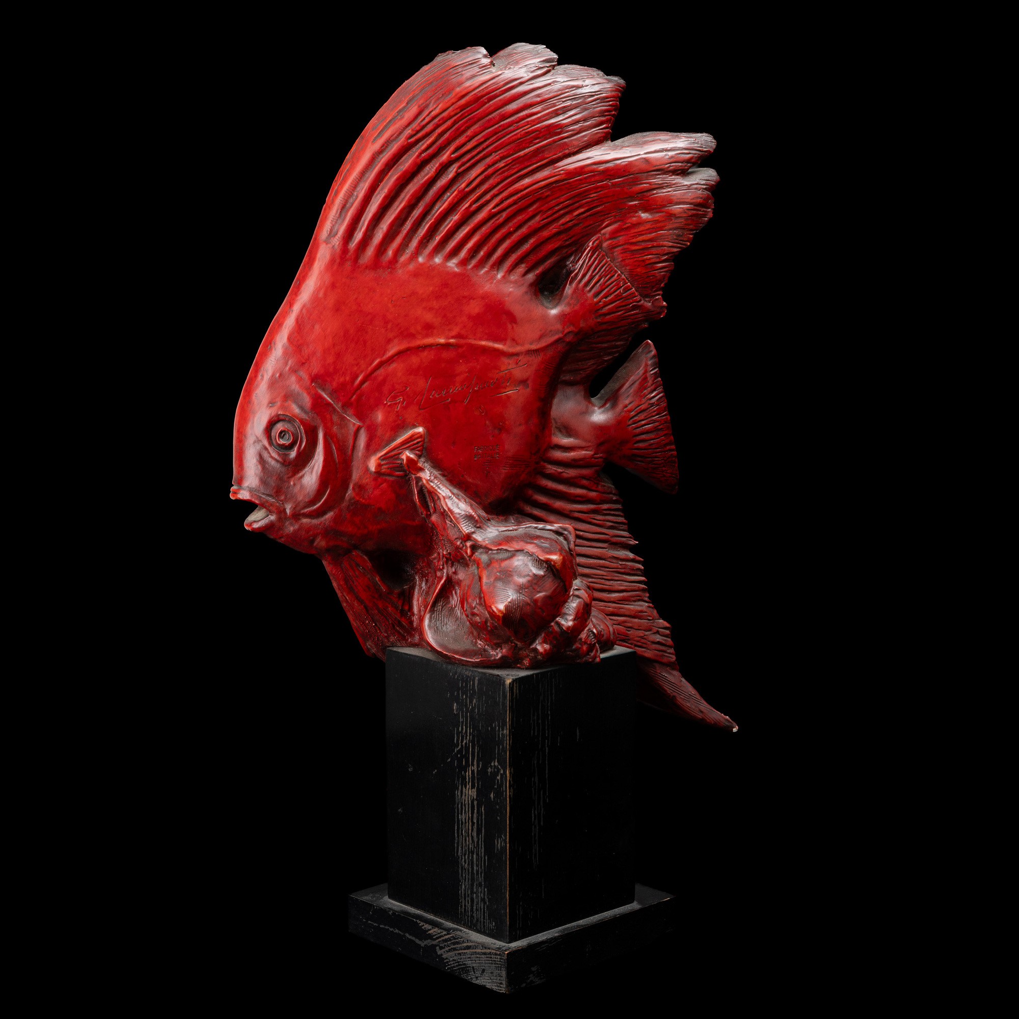 Guido Cacciapuoti - Milano, Scultura raffigurante coppia di pesci in ceramica smaltata su basamen...