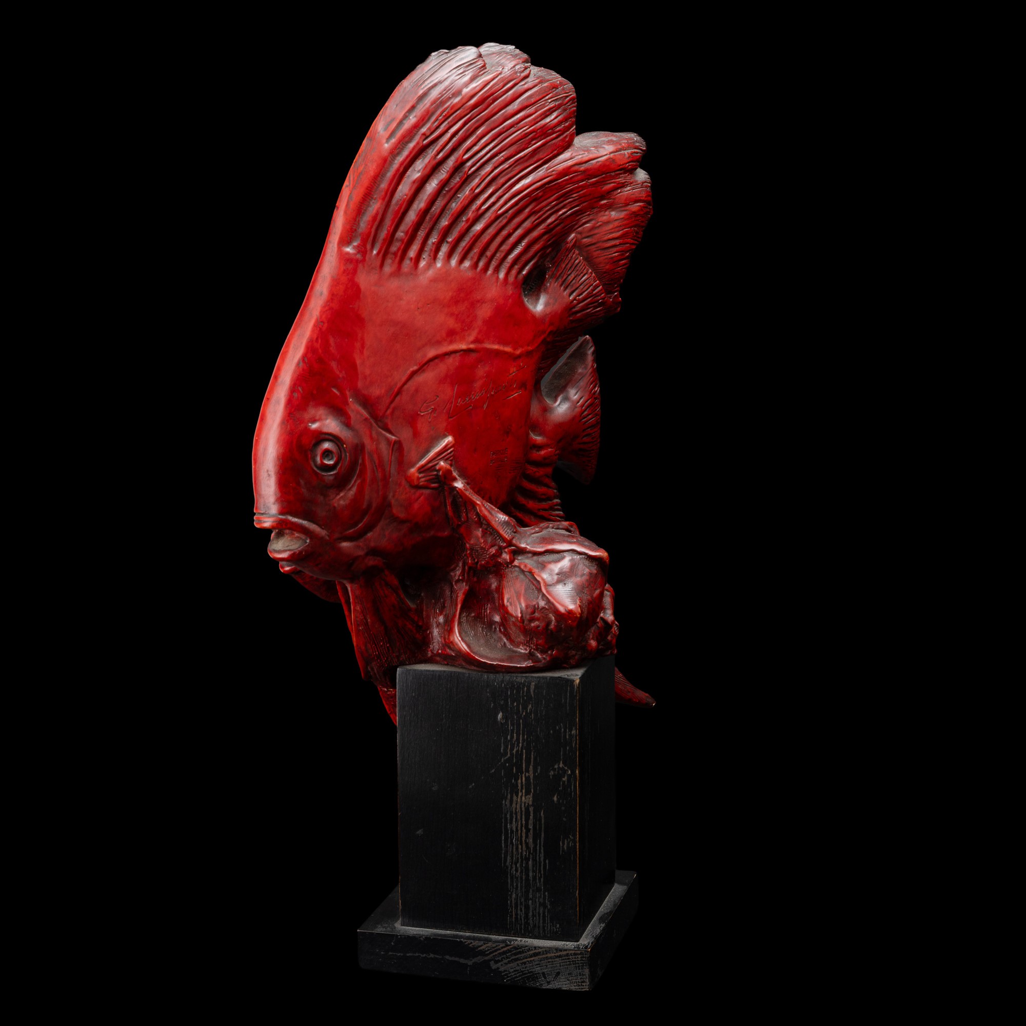 Guido Cacciapuoti - Milano, Scultura raffigurante coppia di pesci in ceramica smaltata su basamen...