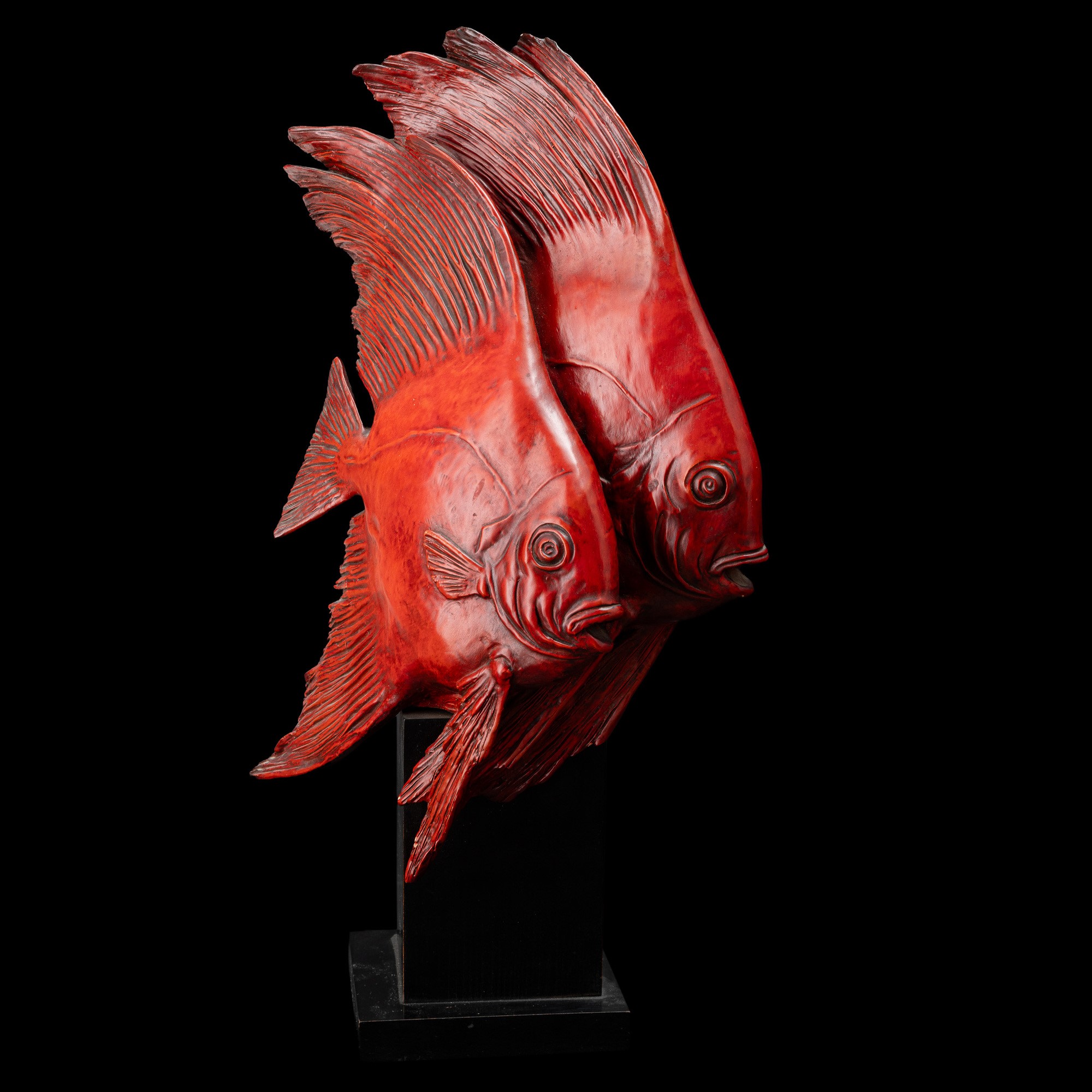 Guido Cacciapuoti - Milano, Scultura raffigurante coppia di pesci in ceramica smaltata su basamen...