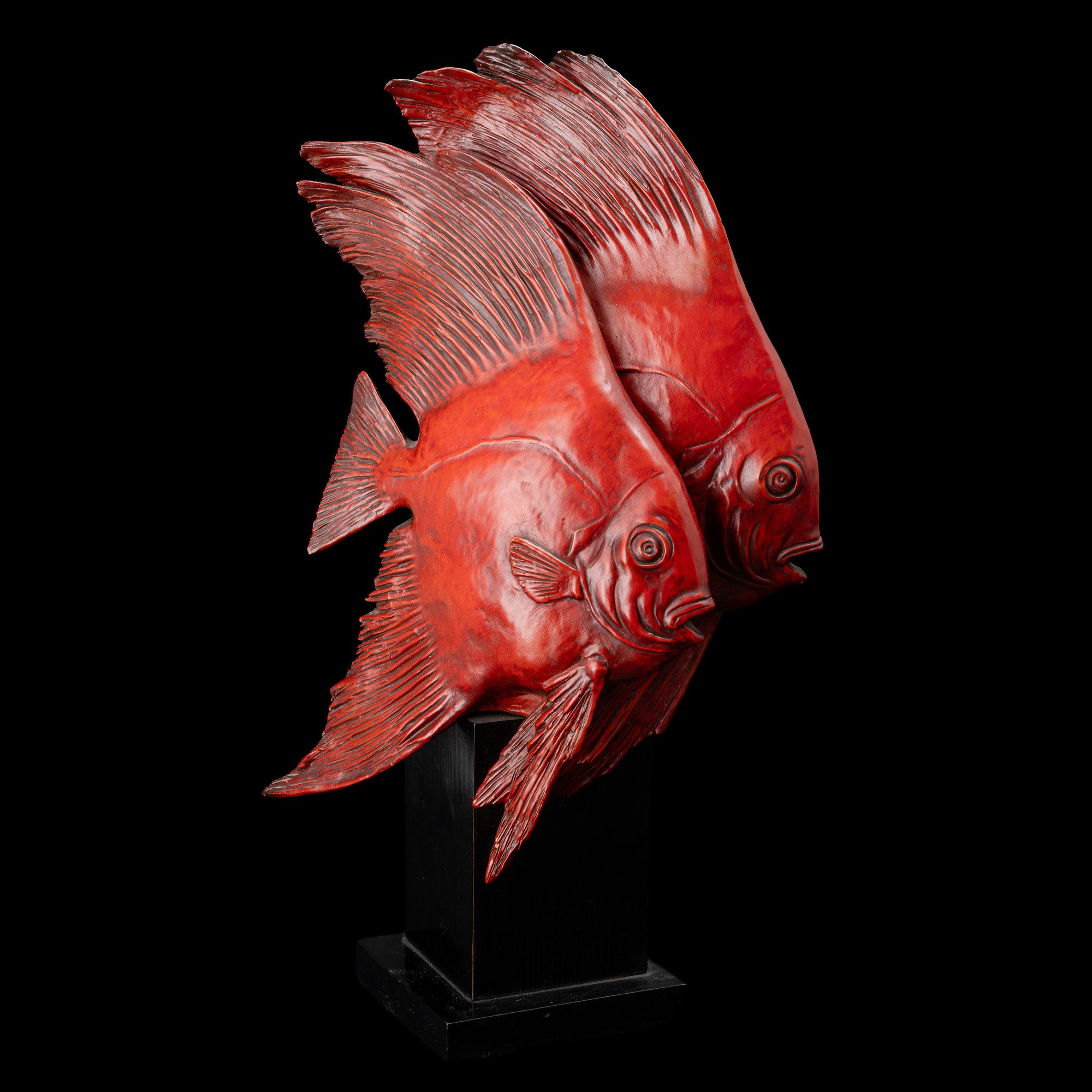 Guido Cacciapuoti - Milano, Scultura raffigurante coppia di pesci in ceramica smaltata su basamen...