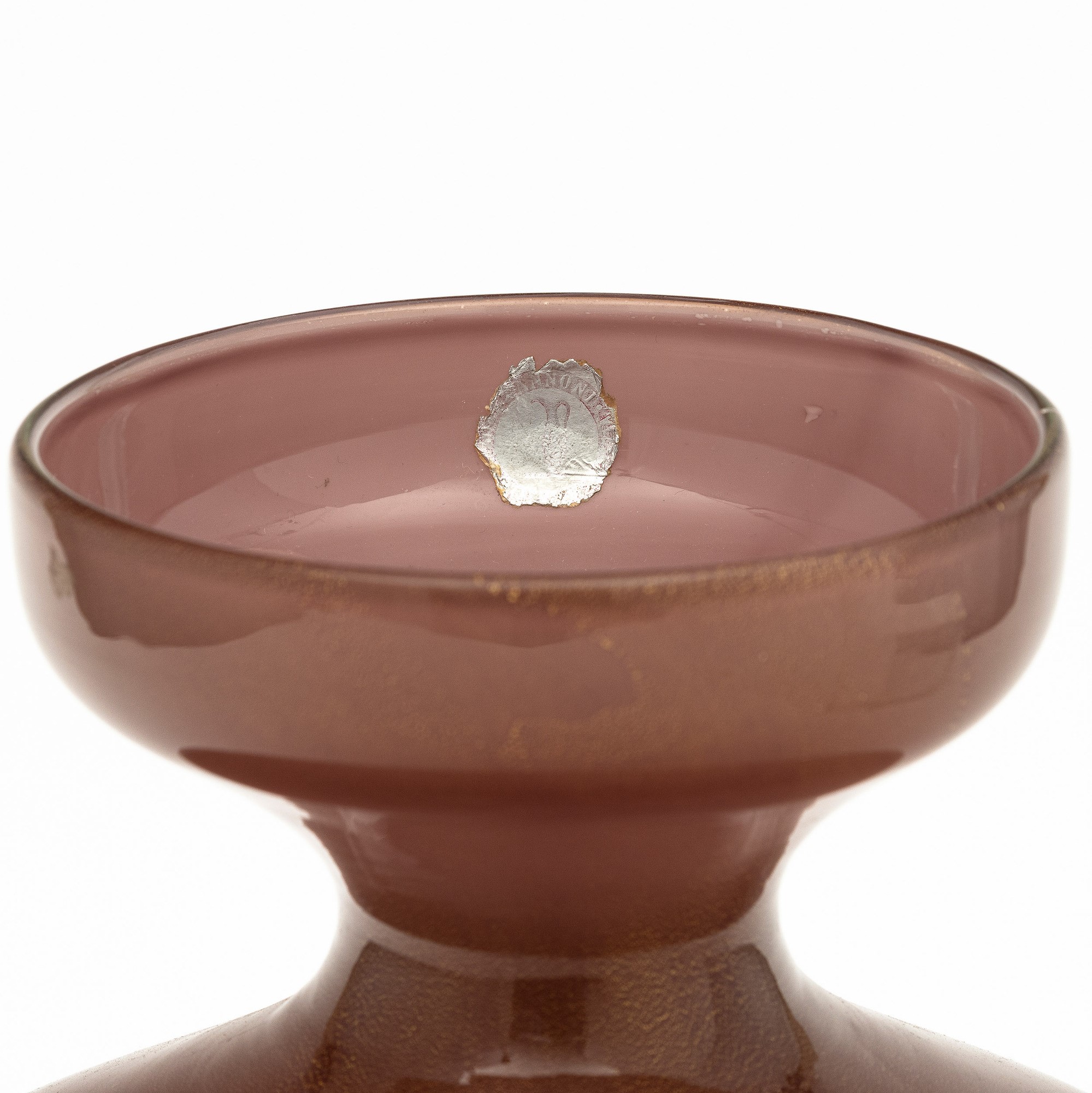 Seguso, Vaso a balaustro in vetro opalino incamiciato “ciclamino” con foglia oro sommersa, Murano...