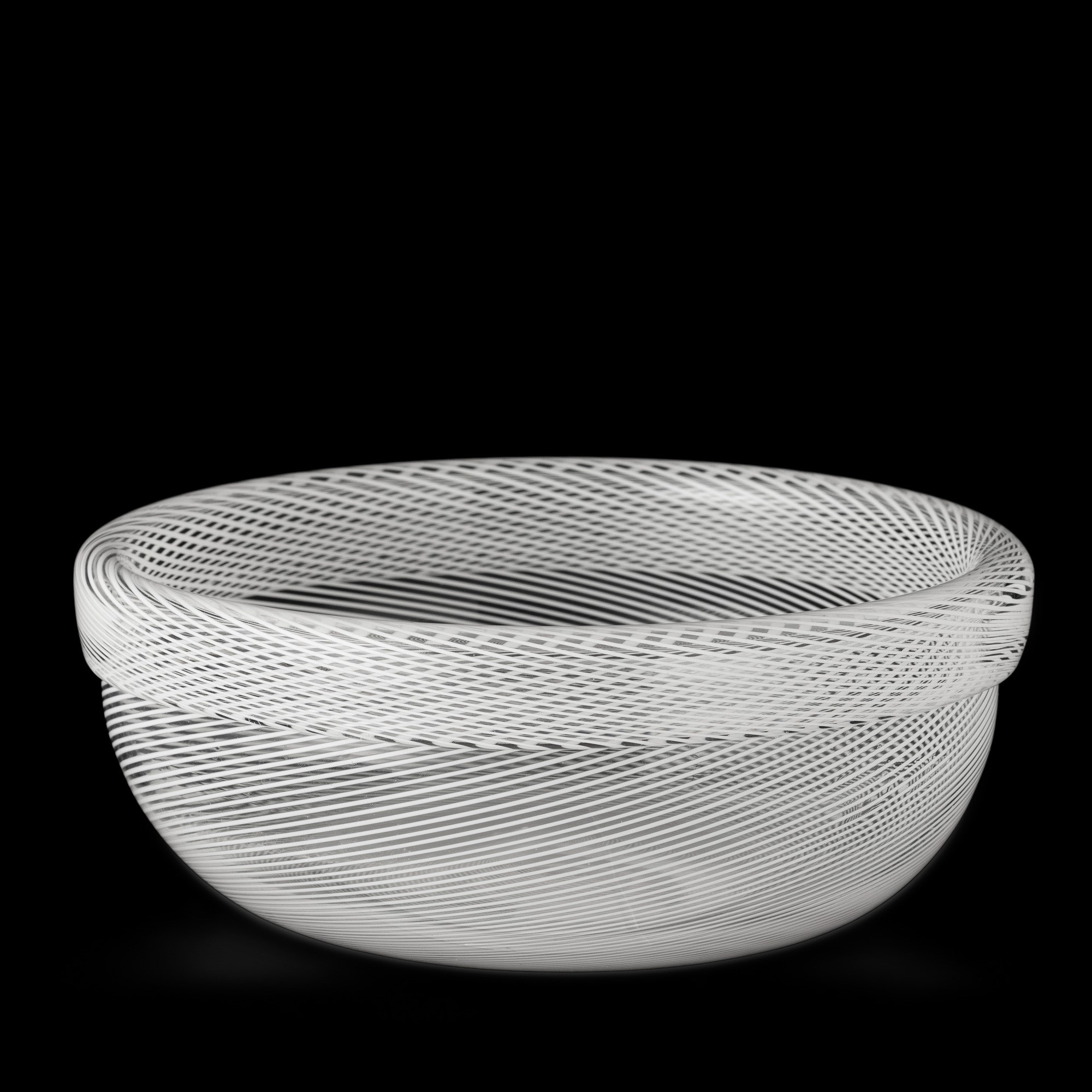 VeArt, Coppa in vetro soffiato a filigrana lattimo (Murano), ca. 1980