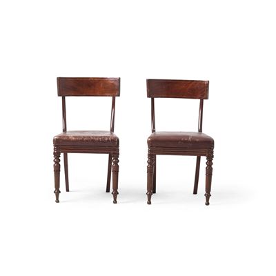 Coppia di sedie, legno con seduta in pelle, XX secolo