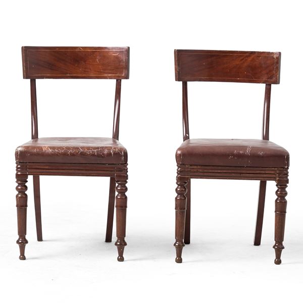 Coppia di sedie in legno con seduta in pelle. XX secolo