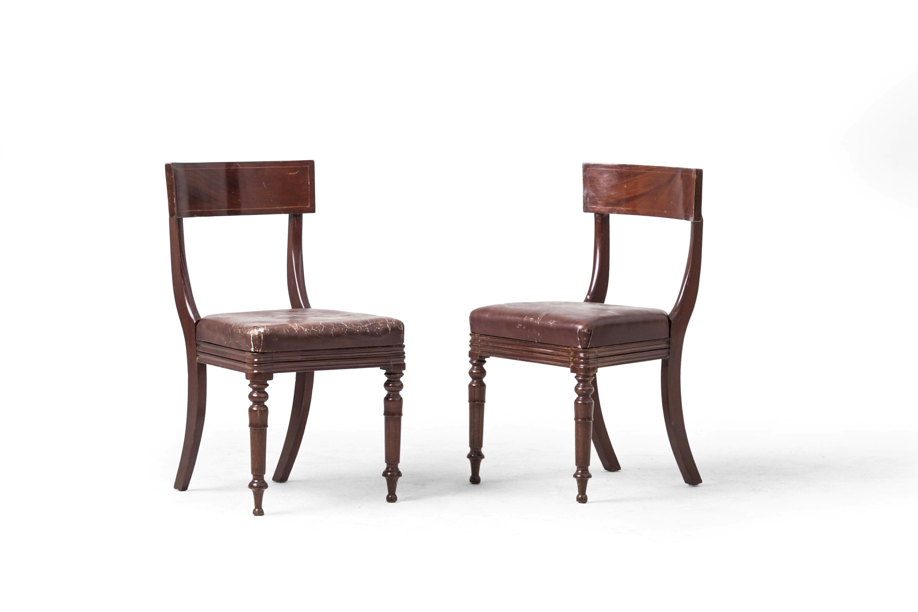 Coppia di sedie in legno con seduta in pelle, XX secolo
