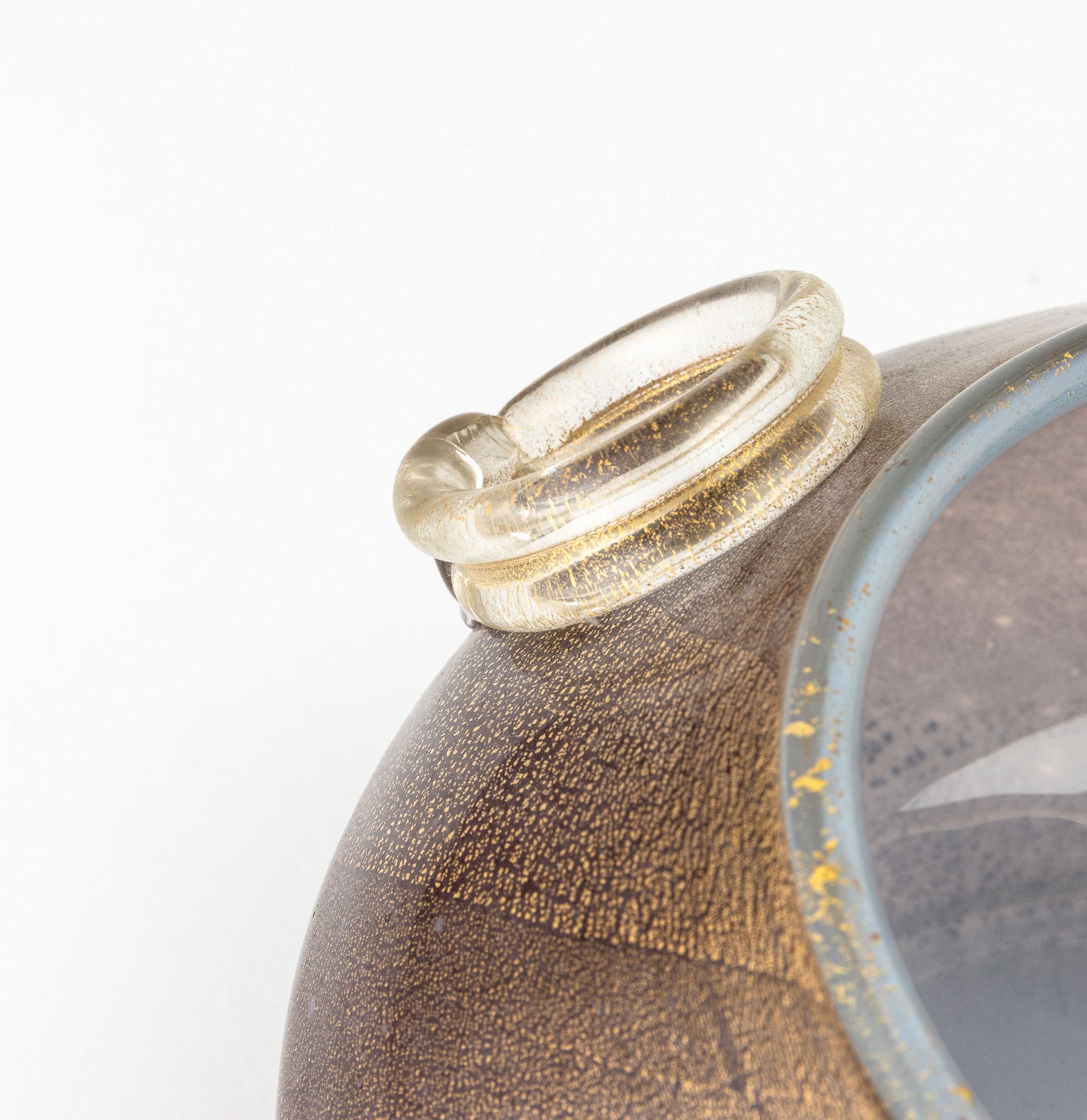 Vetro di Murano, Coppa opalescente con decoro in foglia d’oro e anelli cordonati (circa 1960)