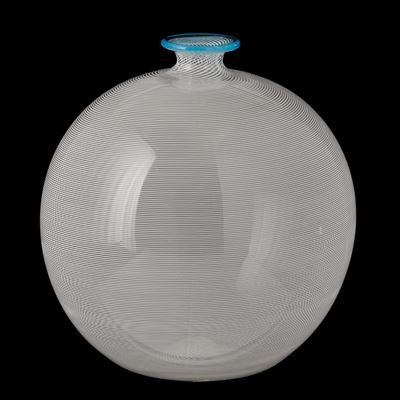 Barovier & Toso, Vaso globulare in vetro soffiato con filigrana lattimo e filo blu applicato alla...