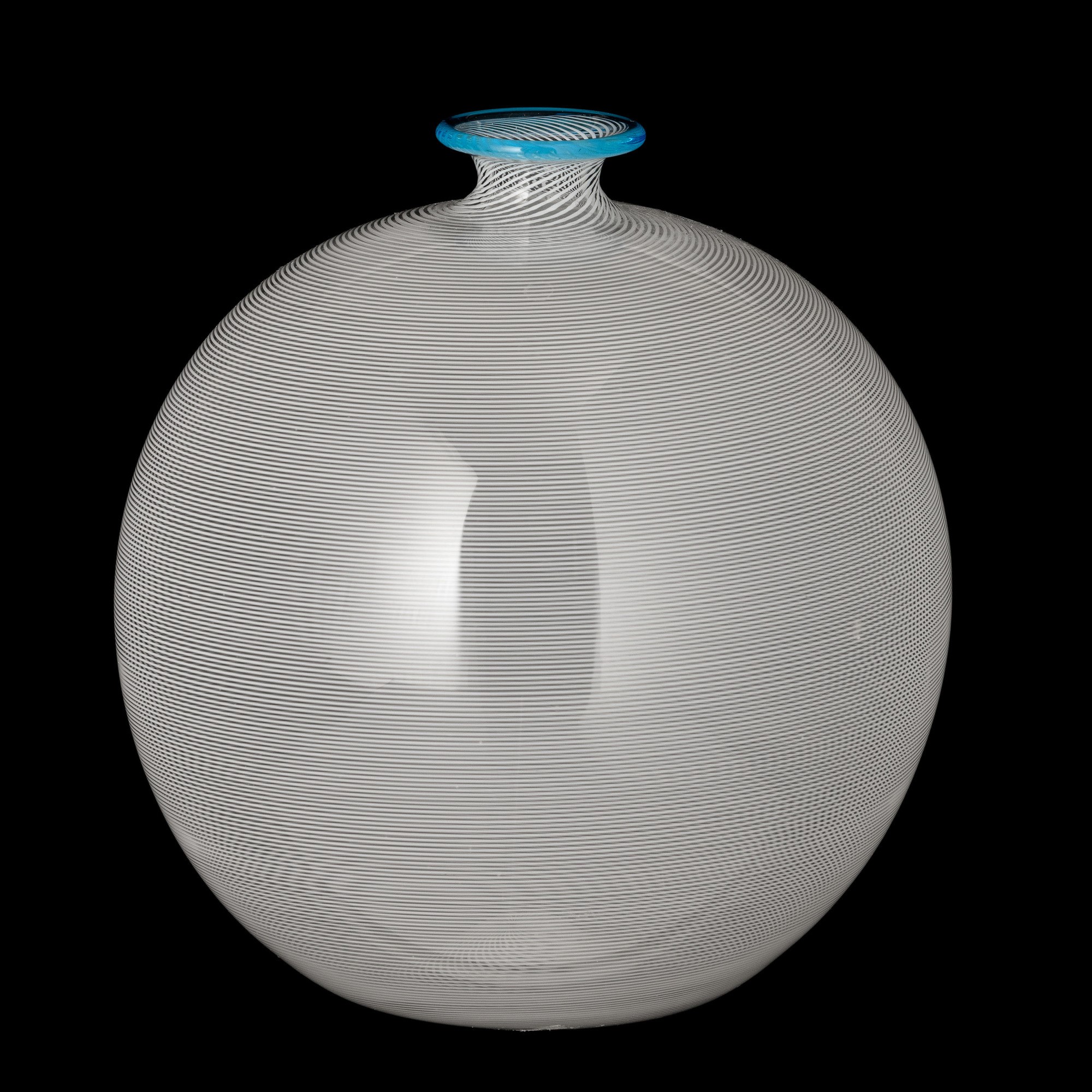 Barovier & Toso, Vaso globulare in vetro soffiato con filigrana lattimo e filo blu applicato alla...