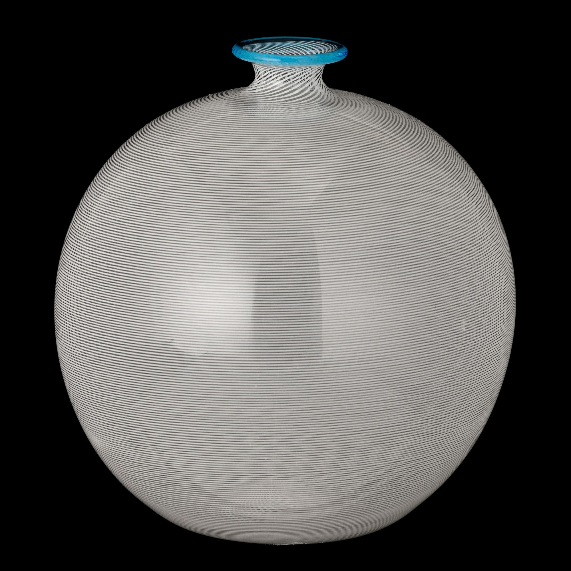 Barovier & Toso, Vaso globulare in vetro soffiato con filigrana lattimo e filo blu applicato alla...