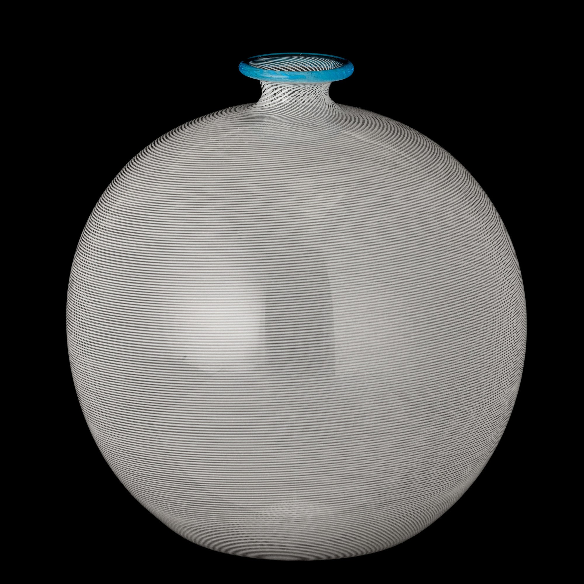 Barovier & Toso, Vaso globulare in vetro soffiato con filigrana lattimo e filo blu applicato alla...