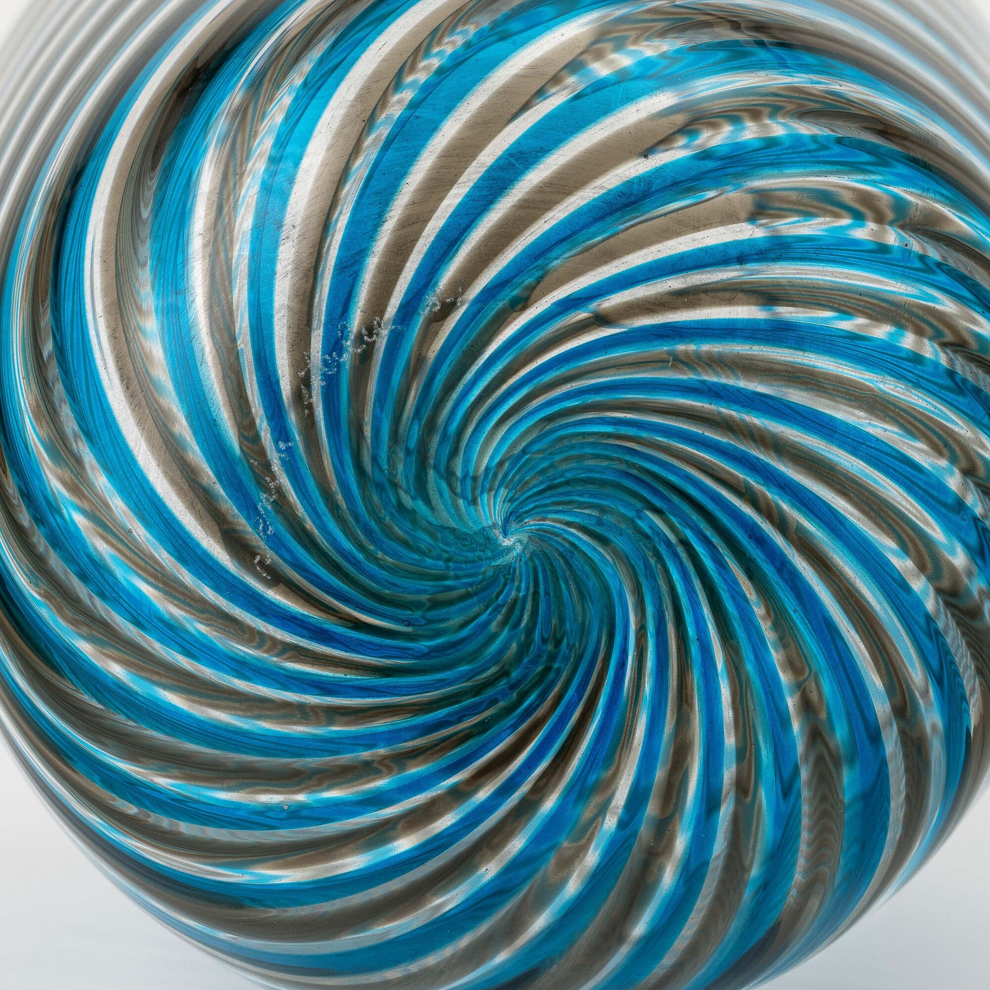 Venini, Vaso in vetro soffiato con decoro di canne ritorte acquamare e talpa (Murano, 1981)