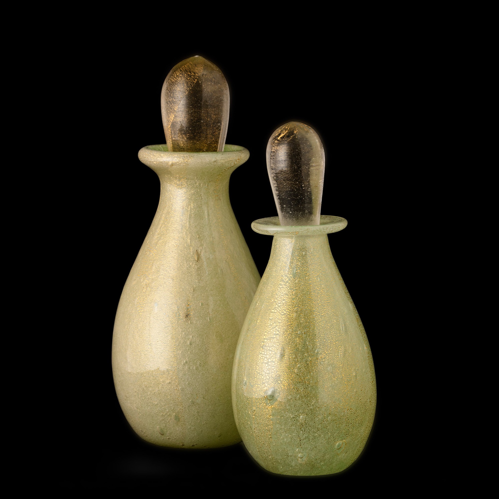 Murano (circa 1970), Due bottiglie in vetro sommerso verde con decorazione a foglia oro