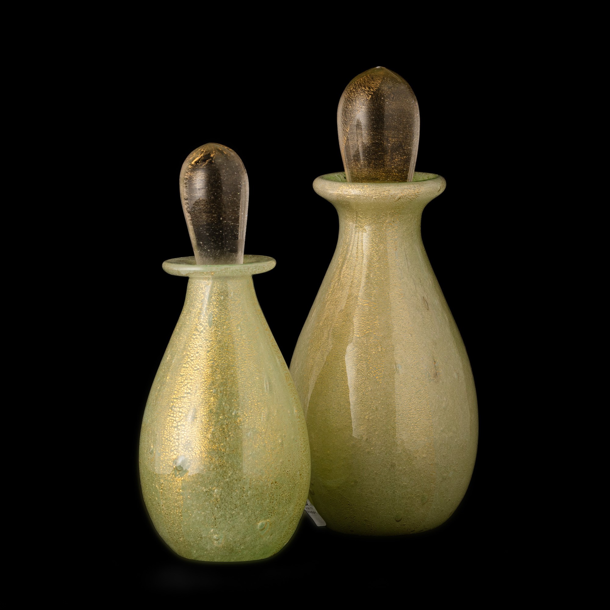 Murano (circa 1970), Due bottiglie in vetro sommerso verde con decorazione a foglia oro