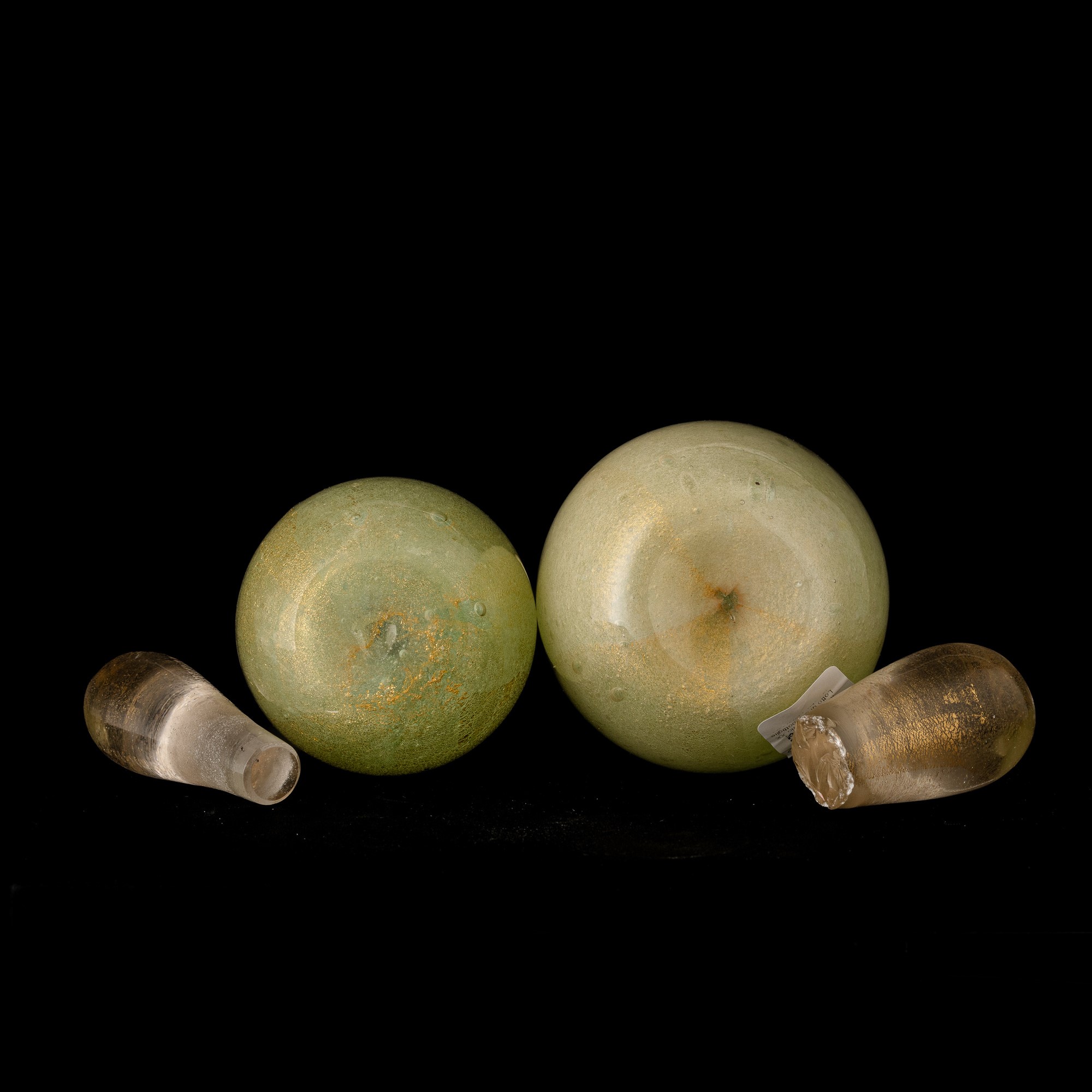 Murano (circa 1970), Due bottiglie in vetro sommerso verde con decorazione a foglia oro