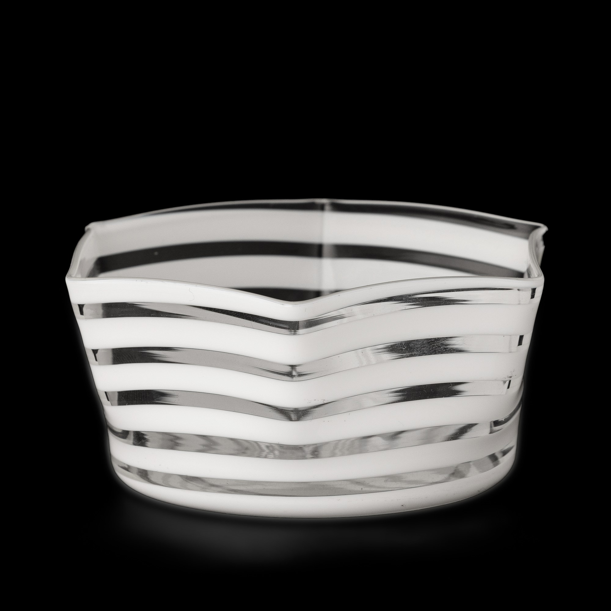 Murano (ca. 1950), coppetta esagonale in vetro soffiato con decoro di canne di lattimo