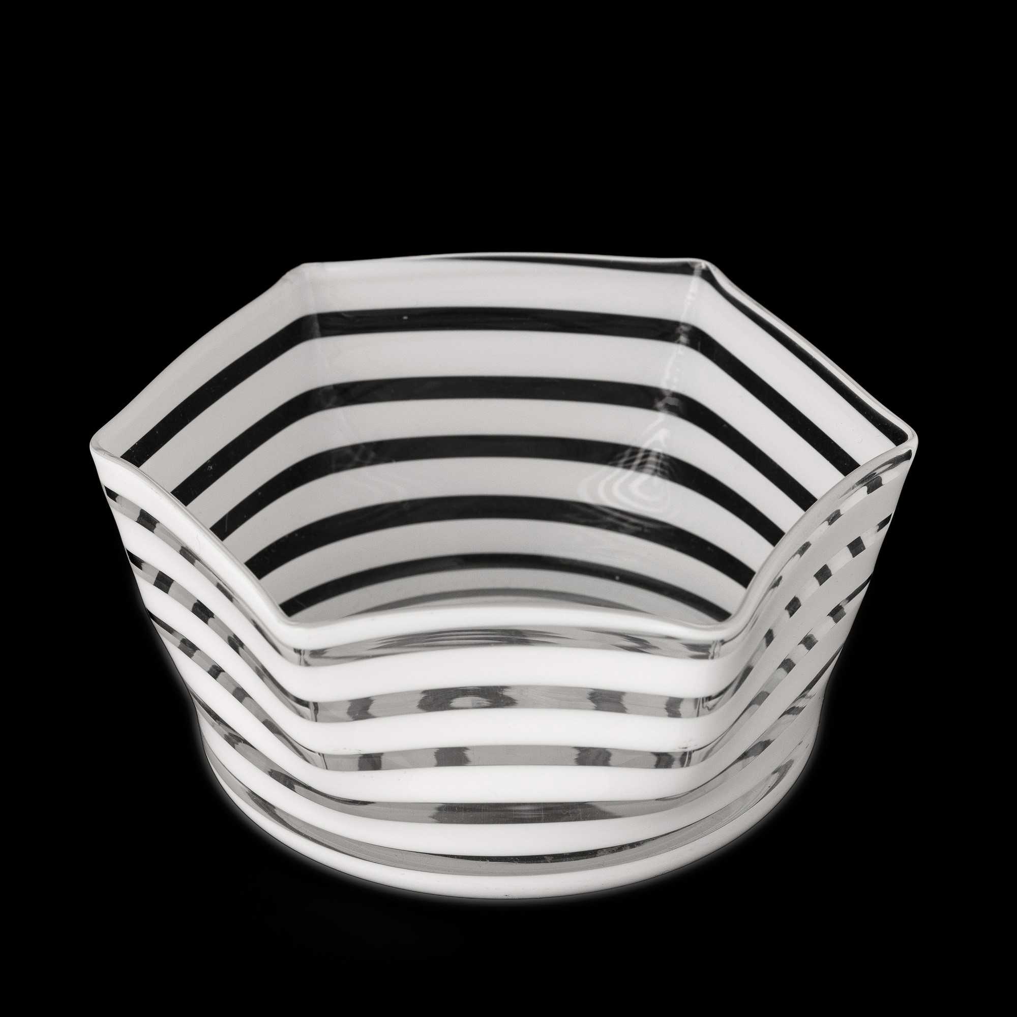 Murano (ca. 1950), coppetta esagonale in vetro soffiato con decoro di canne di lattimo