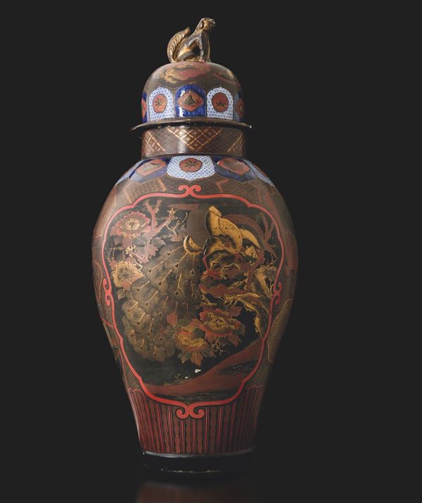Big porcelain potiche with Pho dog finial, Japan, Meiji period