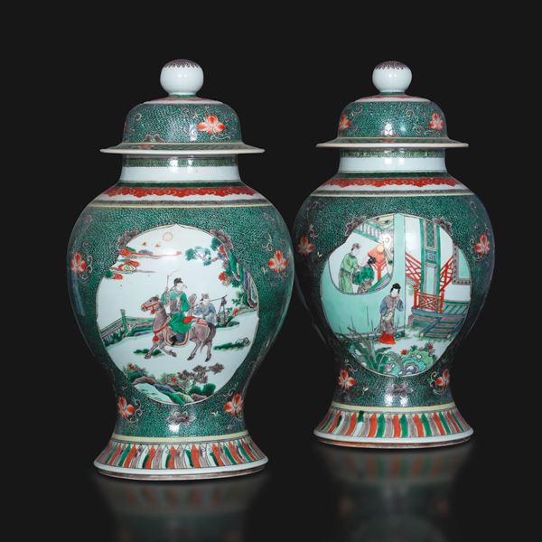 Coppia di potiche in porcellana Famiglia Verde con scena di corte entro riserva sagomata e decori a motivi floreali, Cina, Dinastia Qing, XIX secolo
