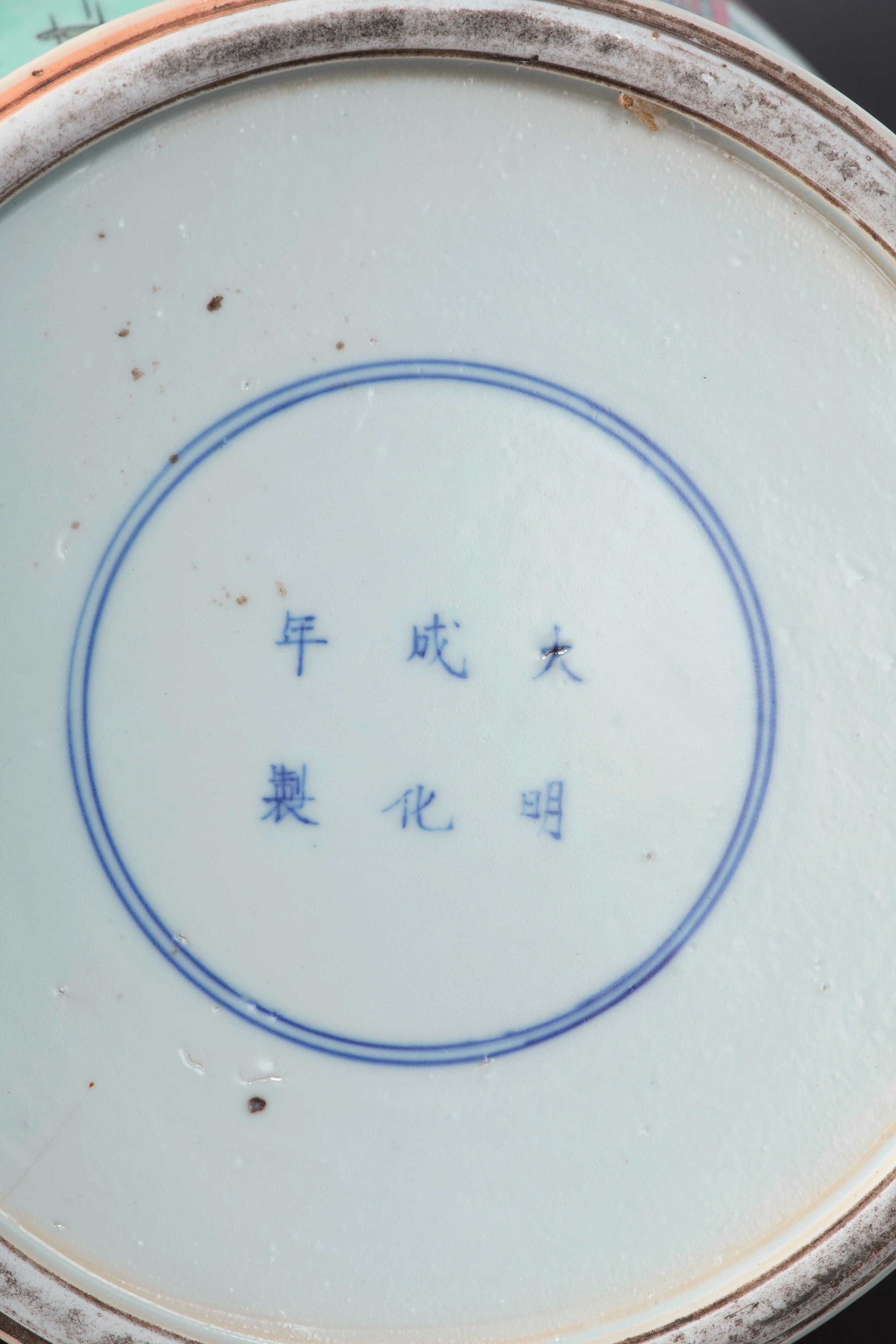 Coppia di potiche, Porcellana Famiglia Verde con scena di corte entro riserva sagomata, Cina, Din...