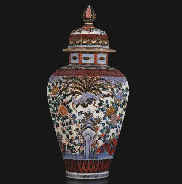 Arita porcelain potiche depicting a phoenix with floral decoration, Japan, late 17th century.