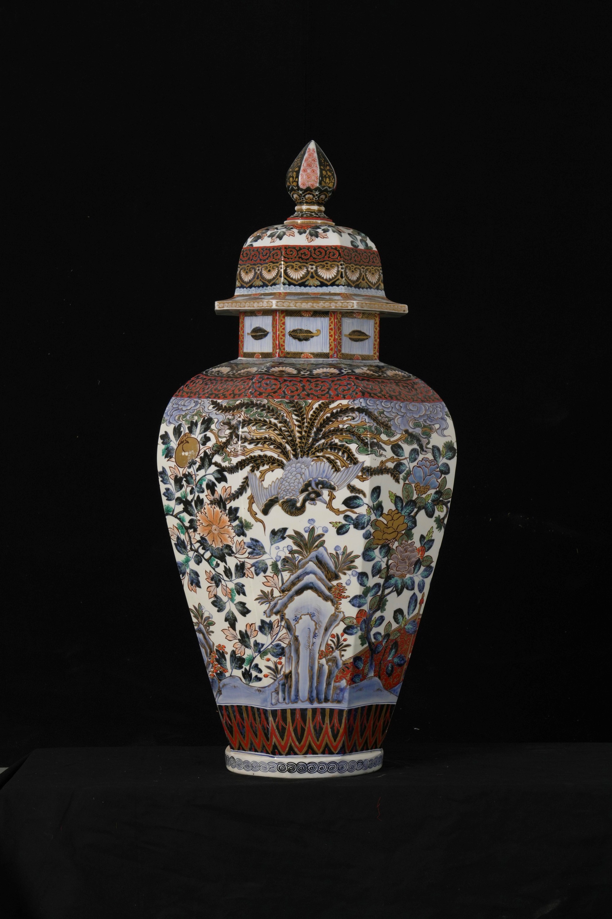 Porcellana d’Arita, Potiche con fenice e decorazioni floreali, Giappone, fine XVII secolo
