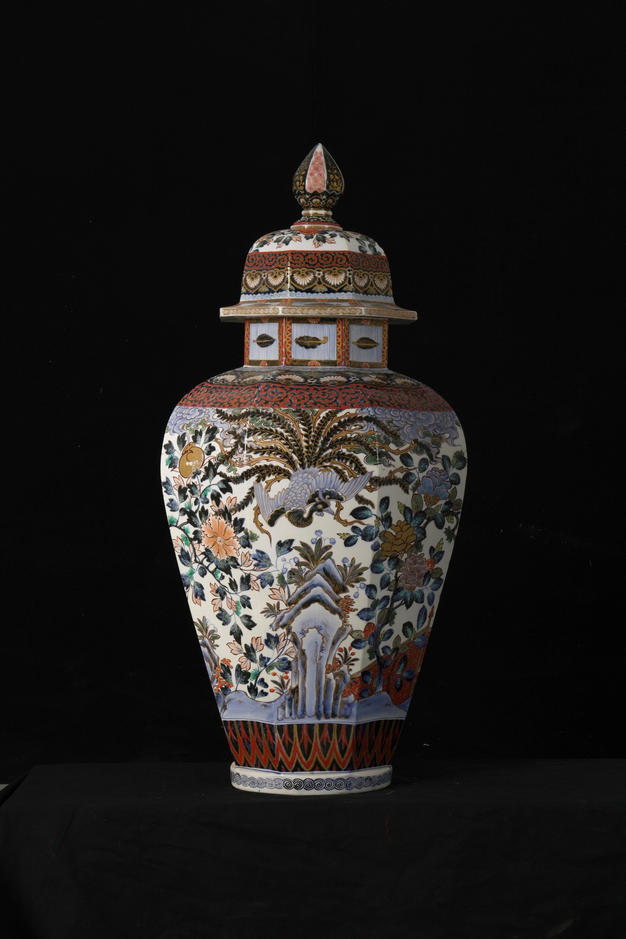 Porcellana d’Arita, Potiche con fenice e decorazioni floreali, Giappone, fine XVII secolo