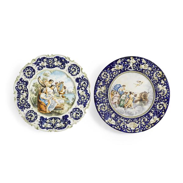 Due piatti in maiolica di gusto rinascomentale.<BR>Italia centrale, inizio del XX secolo.