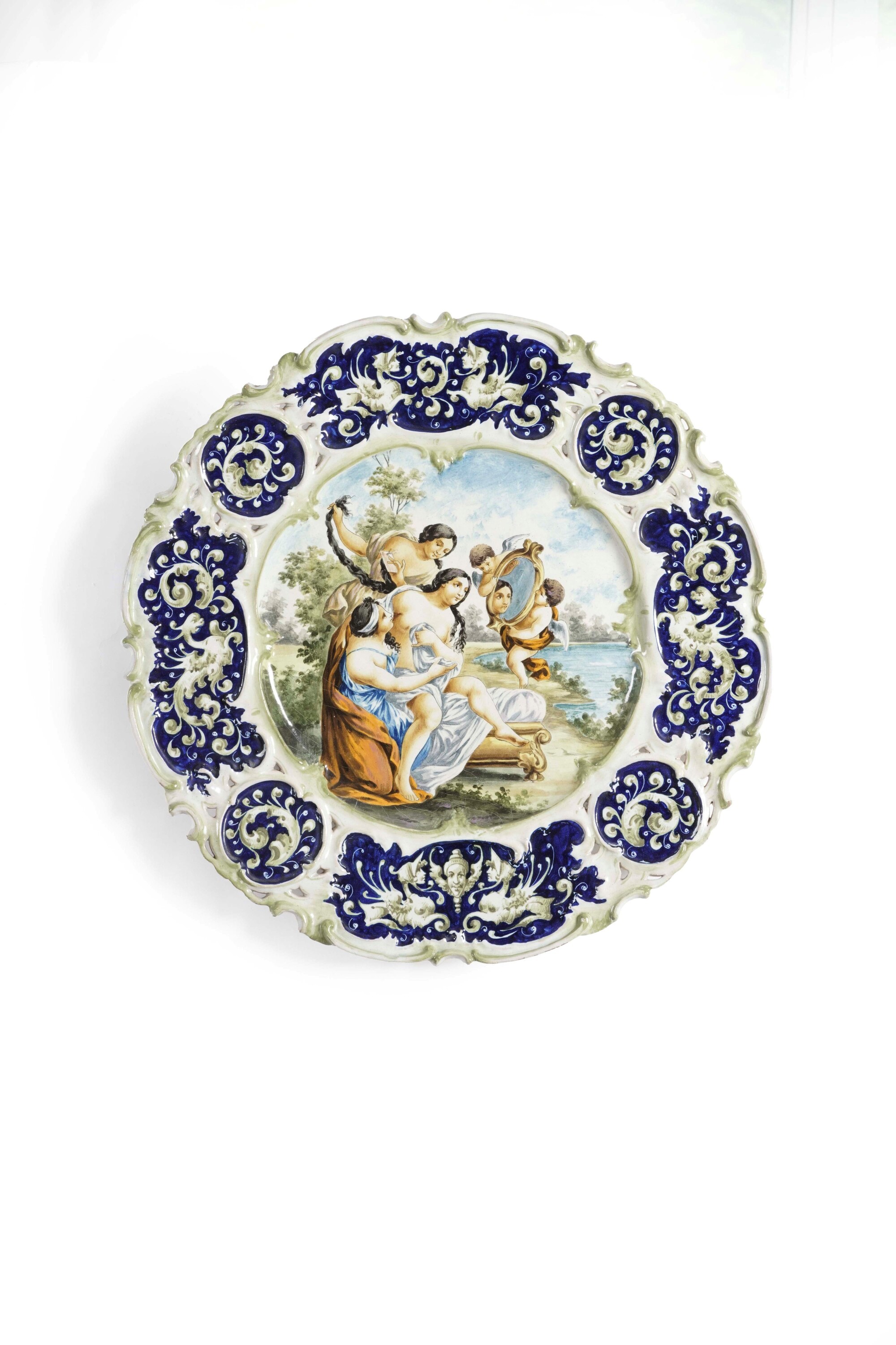 Italia centrale, Due piatti in maiolica con decoro mitologico e bordura a grottesche (inizio XX s...
